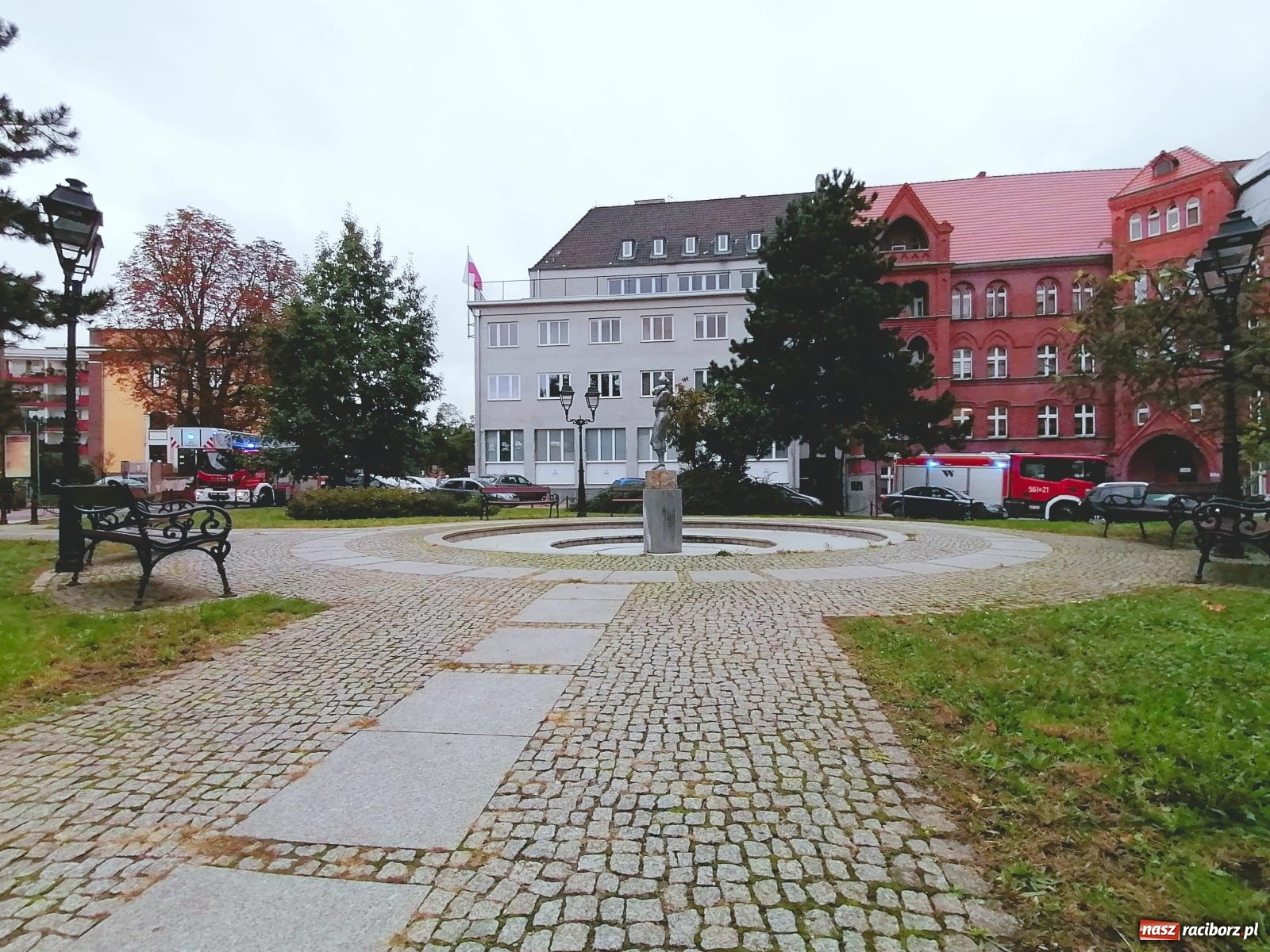 Zdjęcie w galerii na portalu naszraciborz.pl: Trzy zastępy w akcji na placu Jagiełły wiadomości z regionu