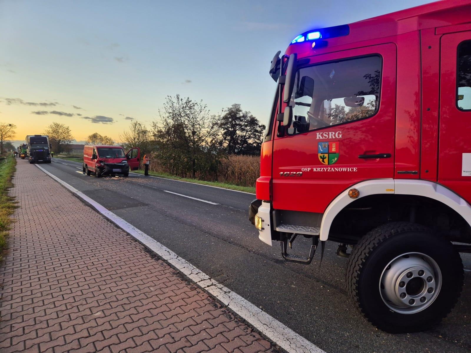Zdjęcie w galerii na portalu naszraciborz.pl: Bus uderzył w tył przyczepy na DK 45 w Roszkowie [FOTO] wiadomości z regionu