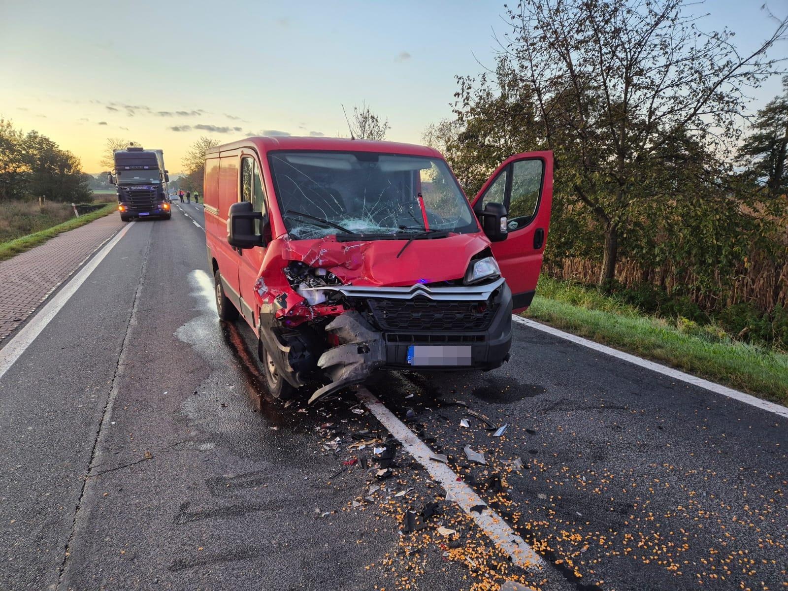 Zdjęcie w galerii na portalu naszraciborz.pl: Bus uderzył w tył przyczepy na DK 45 w Roszkowie [FOTO] wiadomości z regionu