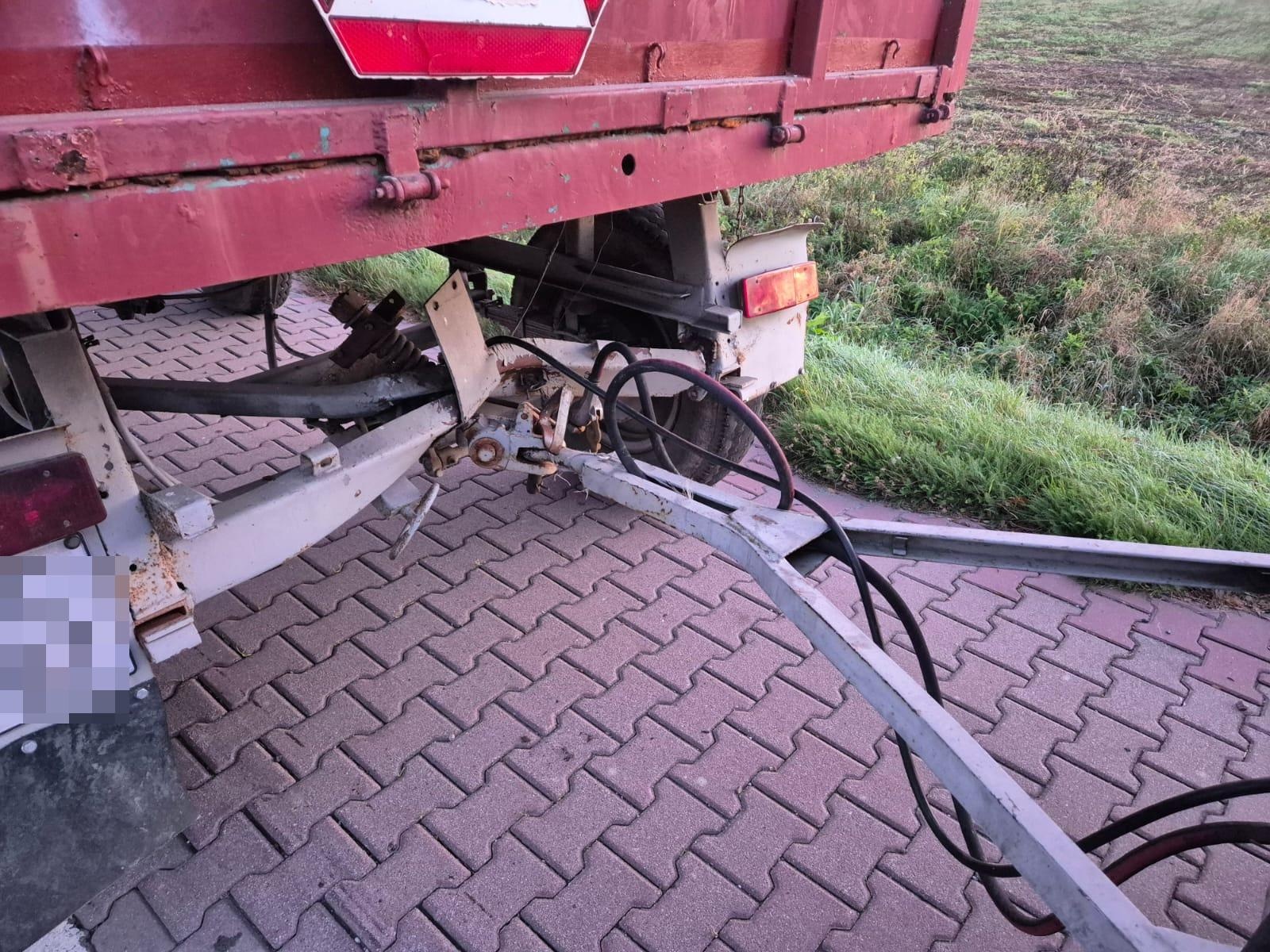 Zdjęcie w galerii na portalu naszraciborz.pl: Bus uderzył w tył przyczepy na DK 45 w Roszkowie [FOTO] wiadomości z regionu