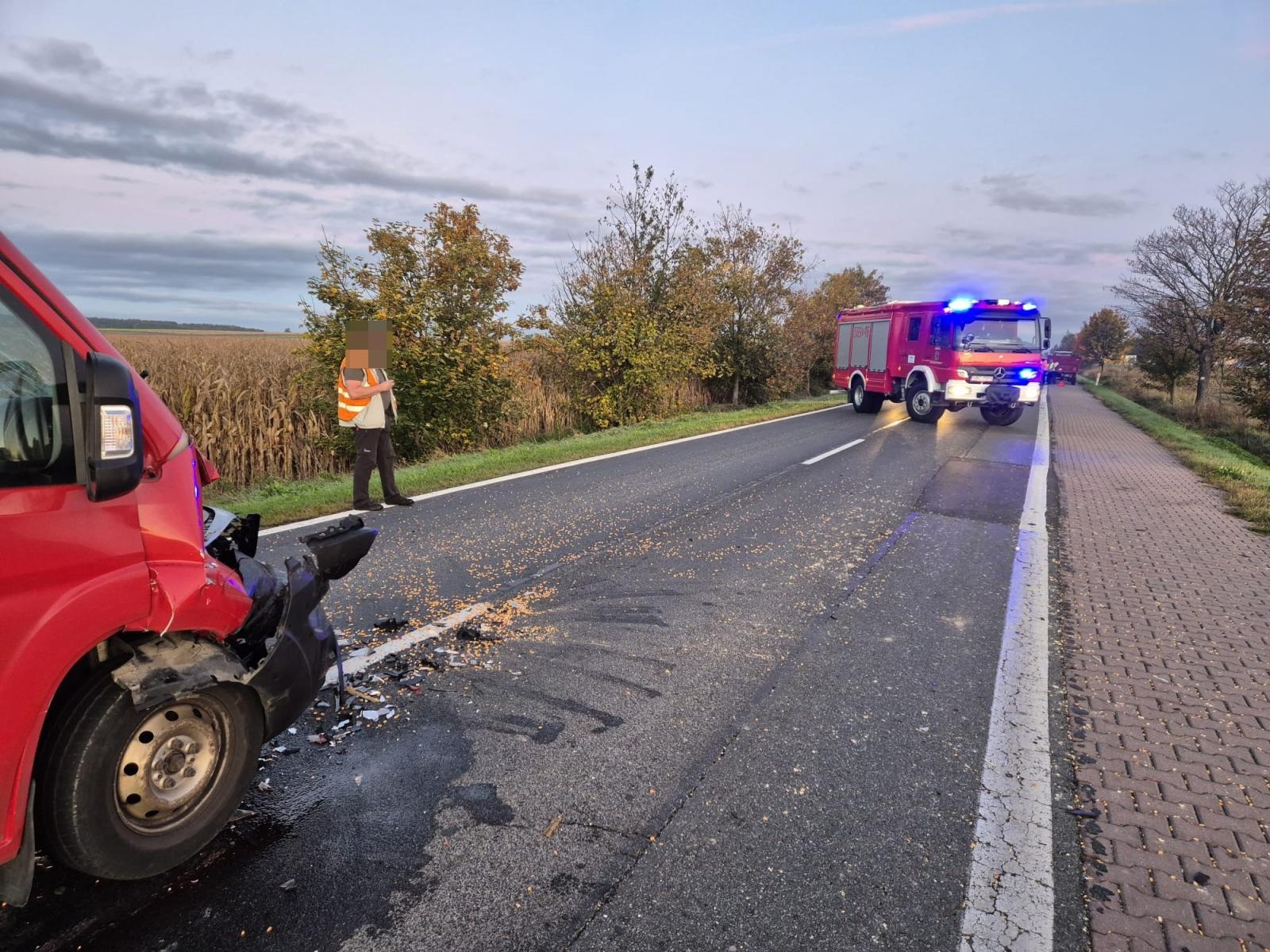 Zdjęcie w galerii na portalu naszraciborz.pl: Bus uderzył w tył przyczepy na DK 45 w Roszkowie [FOTO] wiadomości z regionu