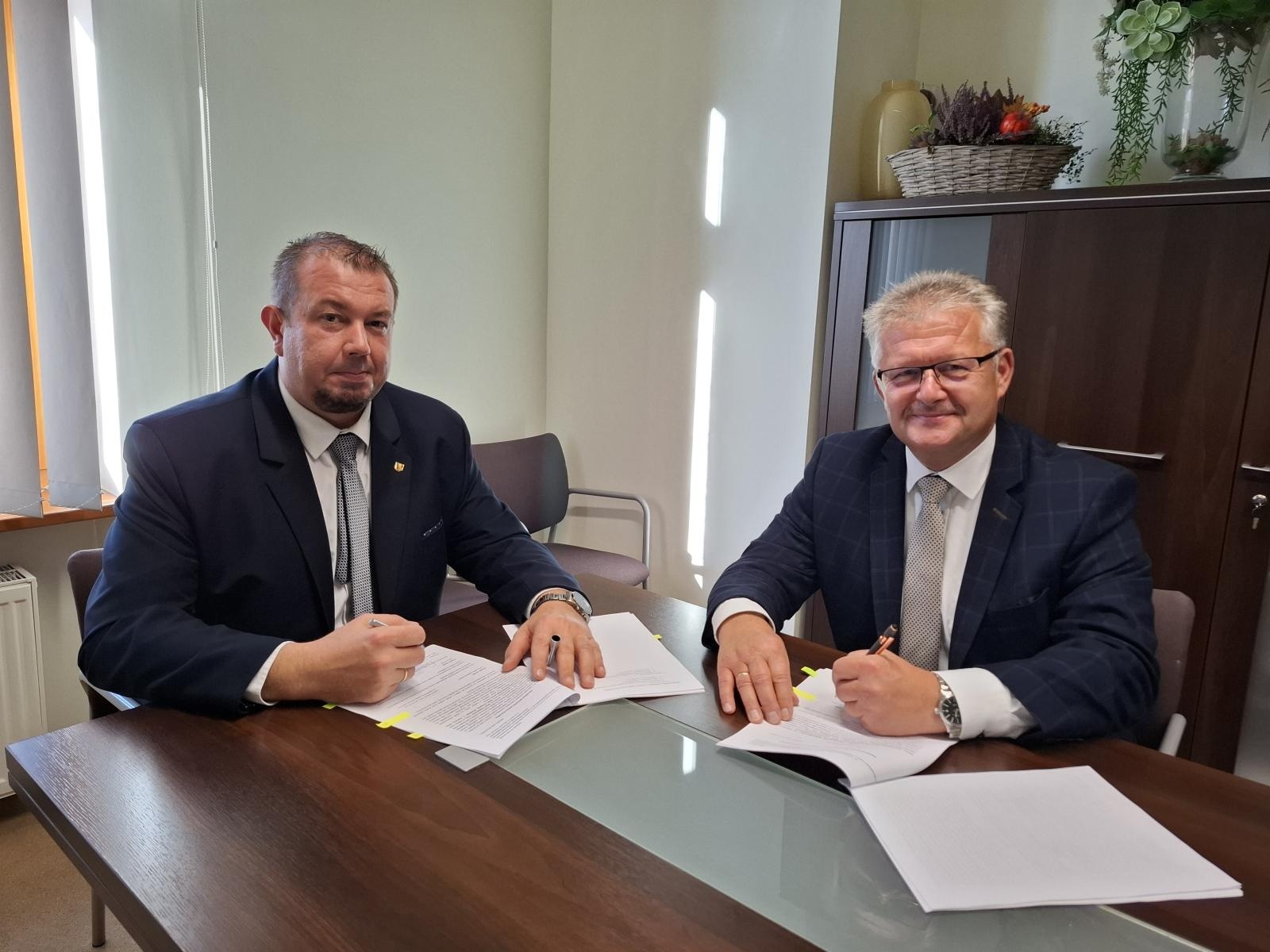 Zdjęcie w galerii na portalu naszraciborz.pl: W Starostwie Powiatowym podpisano umowę o wartości blisko 8 mln zł wiadomości z regionu