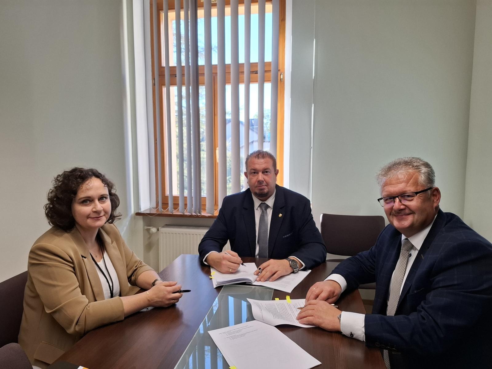 Zdjęcie w galerii na portalu naszraciborz.pl: W Starostwie Powiatowym podpisano umowę o wartości blisko 8 mln zł wiadomości z regionu
