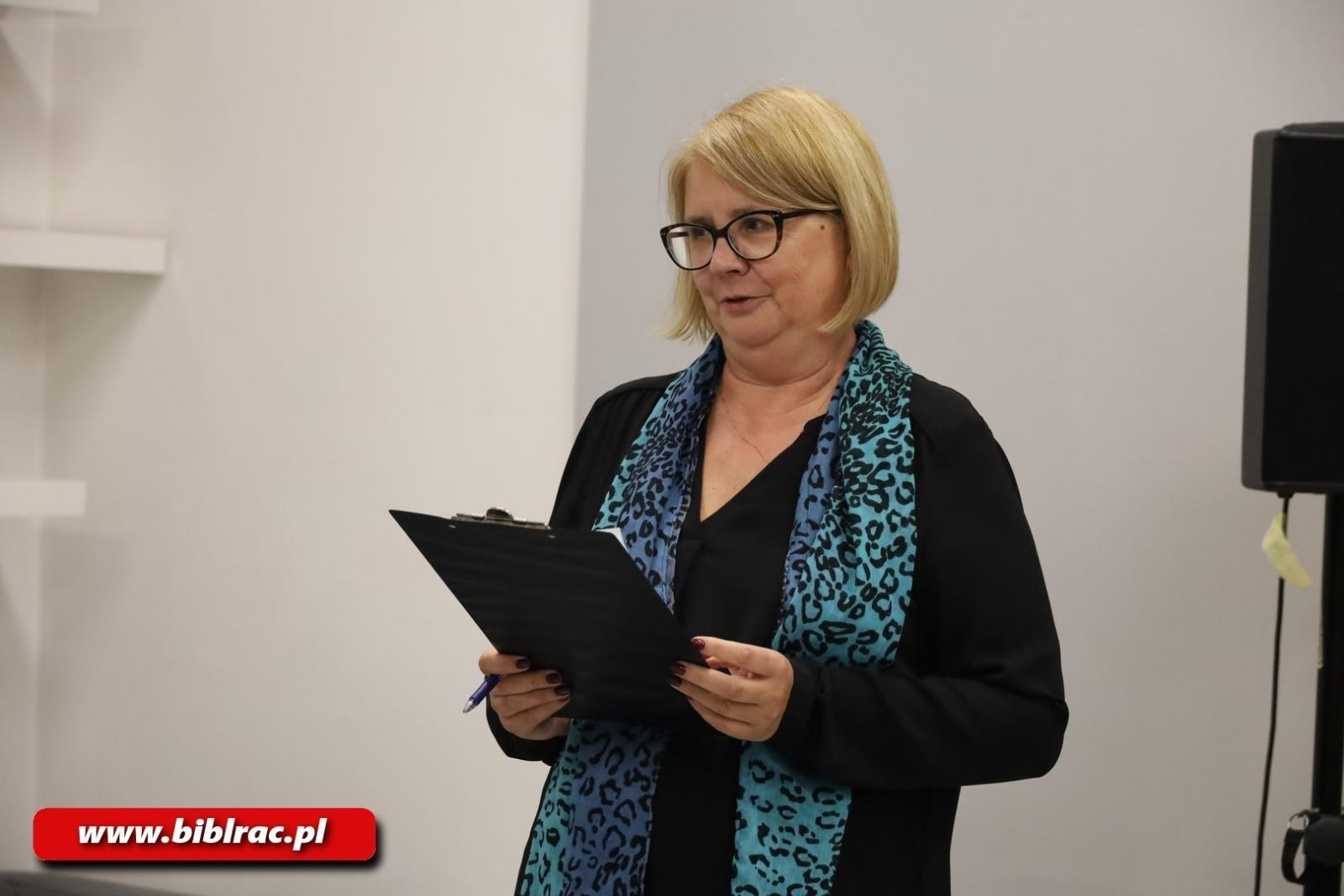 Zdjęcie w galerii na portalu naszraciborz.pl: Ja Wam daję pieniądze, wy siedźcie cicho! Krystyna Kurczab-Redlich gościem biblioteki wiadomości z regionu