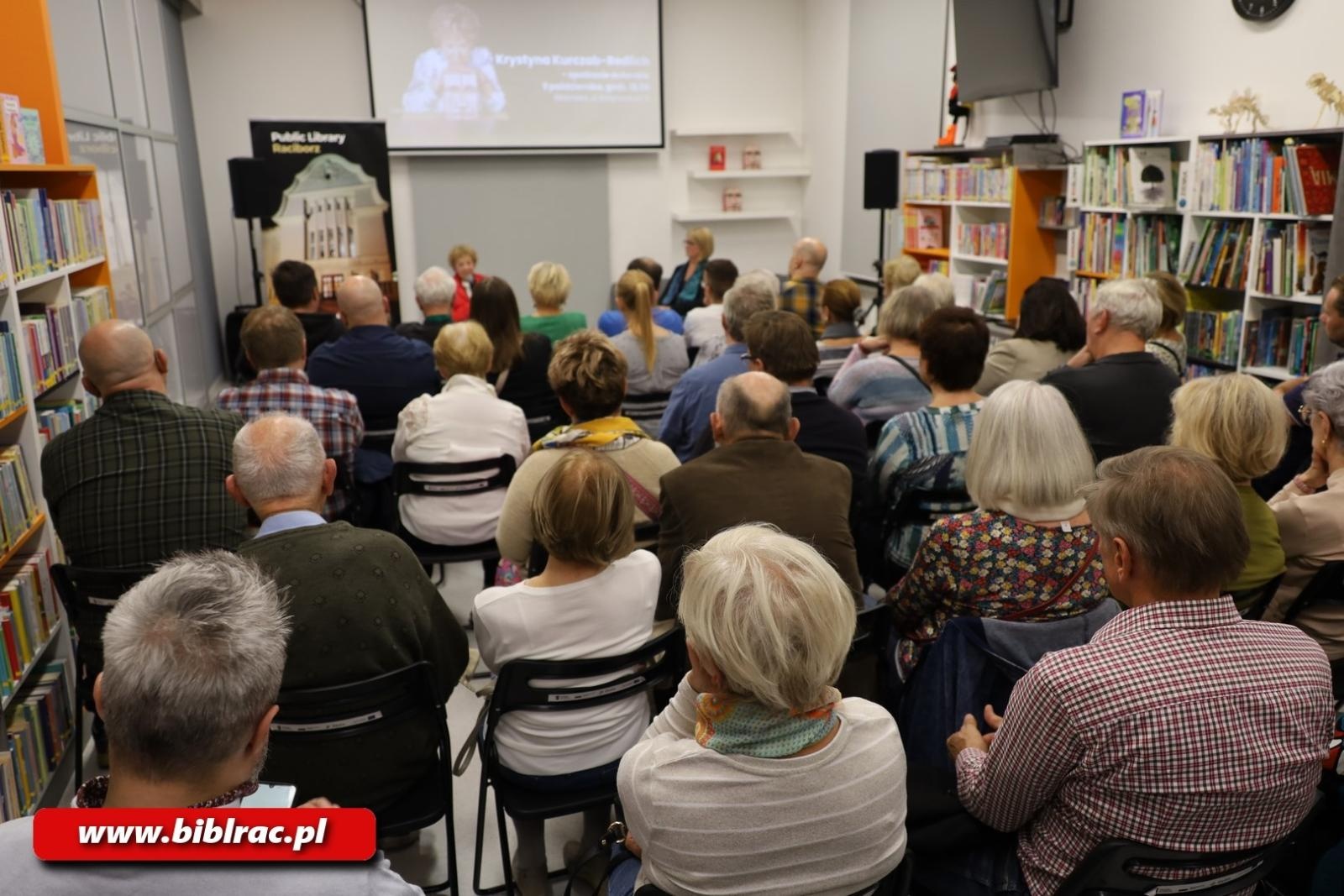 Zdjęcie w galerii na portalu naszraciborz.pl: Ja Wam daję pieniądze, wy siedźcie cicho! Krystyna Kurczab-Redlich gościem biblioteki wiadomości z regionu
