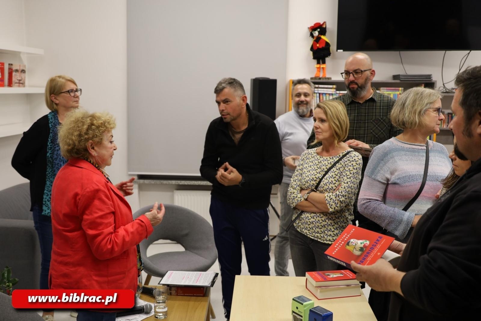 Zdjęcie w galerii na portalu naszraciborz.pl: Ja Wam daję pieniądze, wy siedźcie cicho! Krystyna Kurczab-Redlich gościem biblioteki wiadomości z regionu