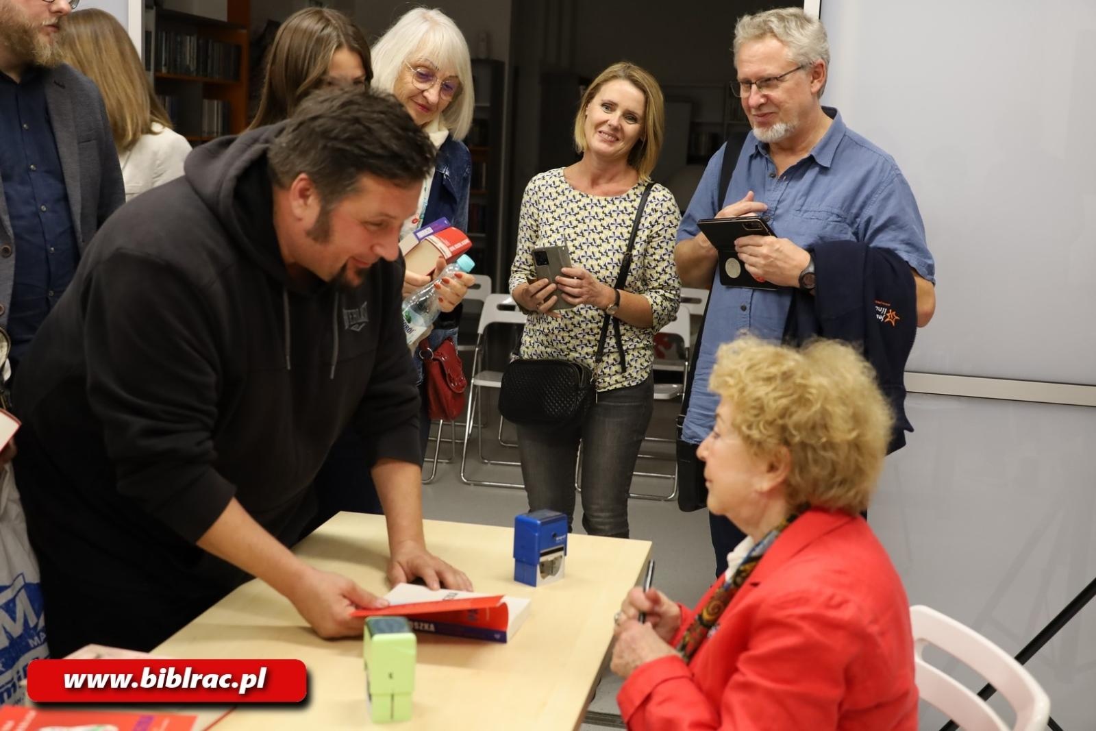 Zdjęcie w galerii na portalu naszraciborz.pl: Ja Wam daję pieniądze, wy siedźcie cicho! Krystyna Kurczab-Redlich gościem biblioteki wiadomości z regionu