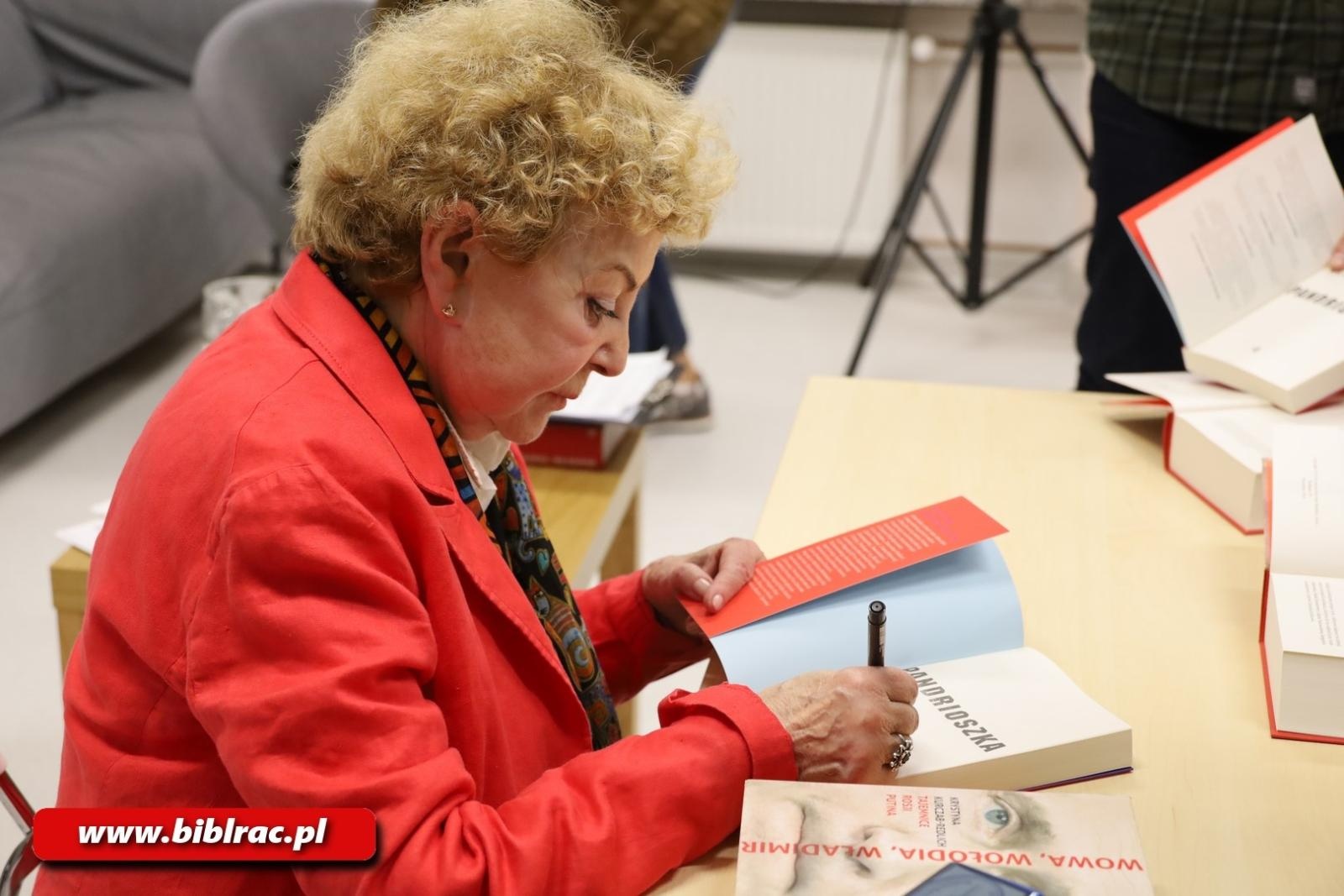 Zdjęcie w galerii na portalu naszraciborz.pl: Ja Wam daję pieniądze, wy siedźcie cicho! Krystyna Kurczab-Redlich gościem biblioteki wiadomości z regionu