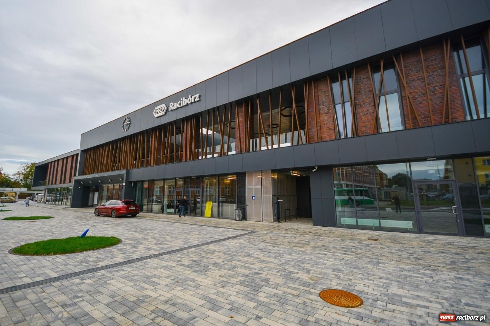 Zdjęcie w galerii na portalu naszraciborz.pl: Nowy dworzec PKP w Raciborzu gotowy na otwarcie [FOTO] wiadomości z regionu
