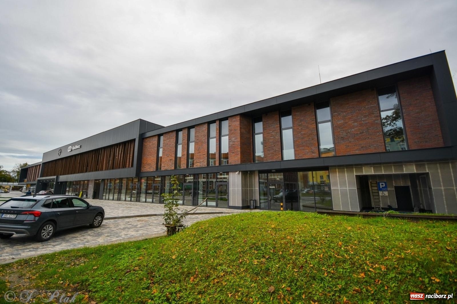 Zdjęcie w galerii na portalu naszraciborz.pl: Nowy dworzec PKP w Raciborzu gotowy na otwarcie [FOTO] wiadomości z regionu