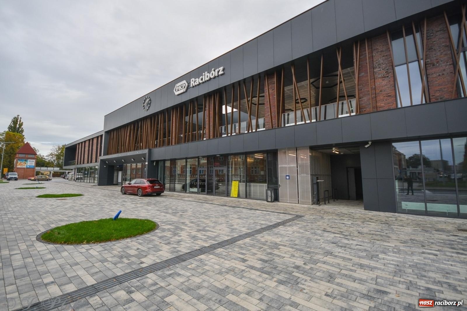 Zdjęcie w galerii na portalu naszraciborz.pl: Nowy dworzec PKP w Raciborzu gotowy na otwarcie [FOTO] wiadomości z regionu