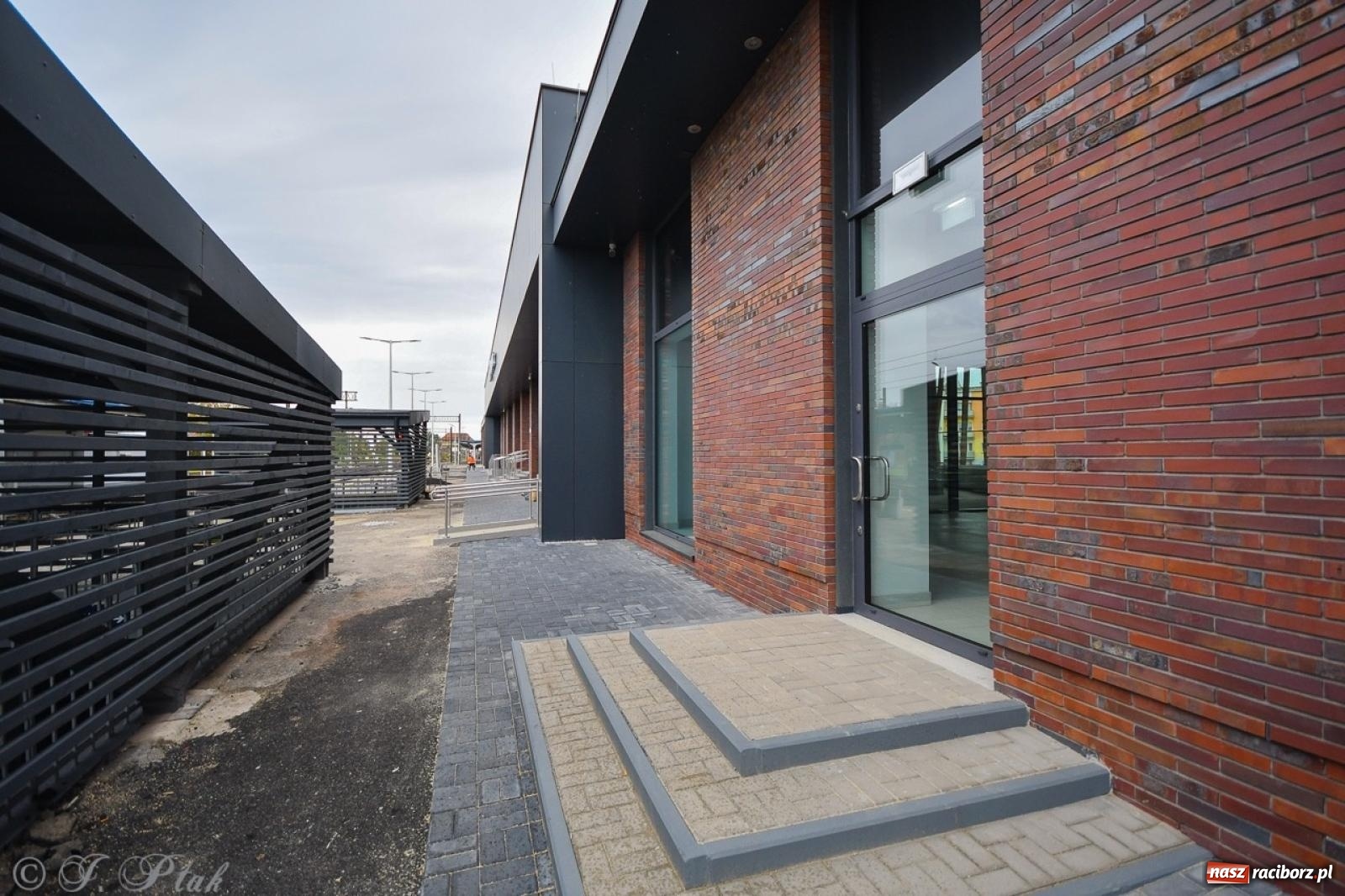 Zdjęcie w galerii na portalu naszraciborz.pl: Nowy dworzec PKP w Raciborzu gotowy na otwarcie [FOTO] wiadomości z regionu