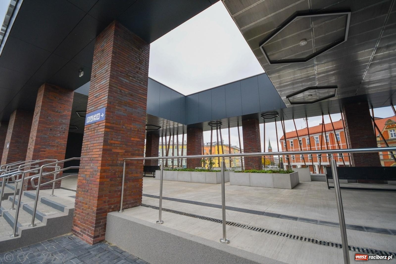 Zdjęcie w galerii na portalu naszraciborz.pl: Nowy dworzec PKP w Raciborzu gotowy na otwarcie [FOTO] wiadomości z regionu