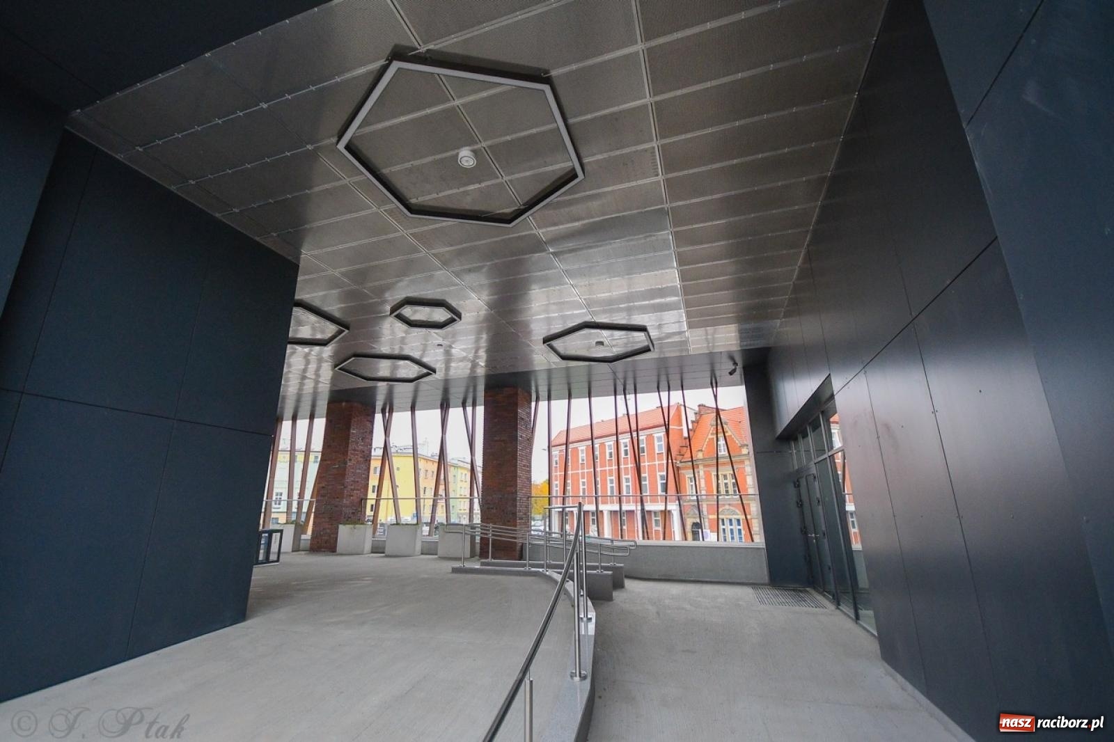 Zdjęcie w galerii na portalu naszraciborz.pl: Nowy dworzec PKP w Raciborzu gotowy na otwarcie [FOTO] wiadomości z regionu