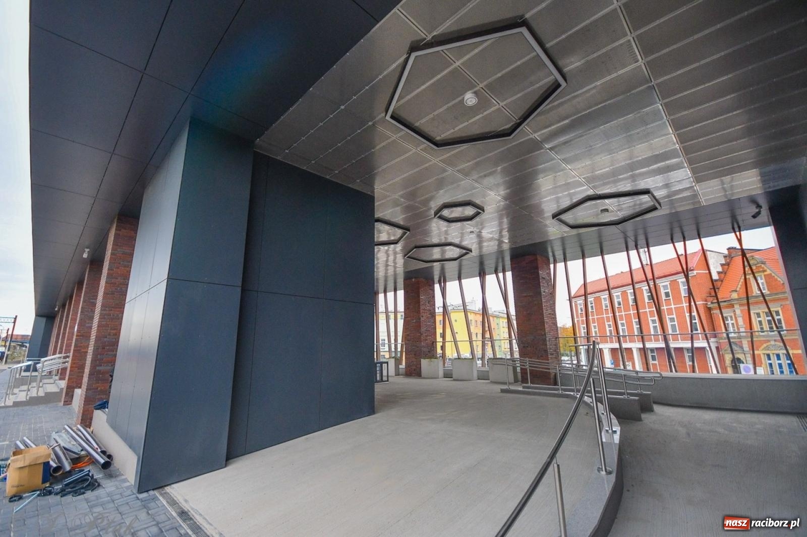 Zdjęcie w galerii na portalu naszraciborz.pl: Nowy dworzec PKP w Raciborzu gotowy na otwarcie [FOTO] wiadomości z regionu