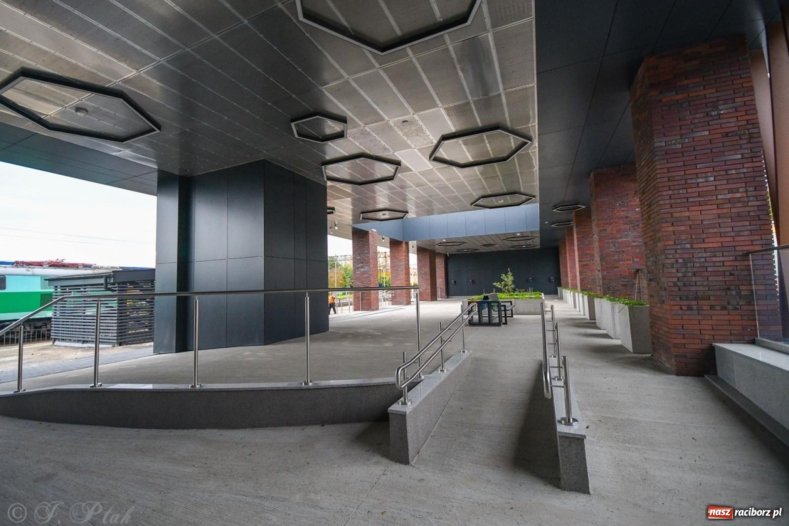 Zdjęcie w galerii na portalu naszraciborz.pl: Nowy dworzec PKP w Raciborzu gotowy na otwarcie [FOTO] wiadomości z regionu