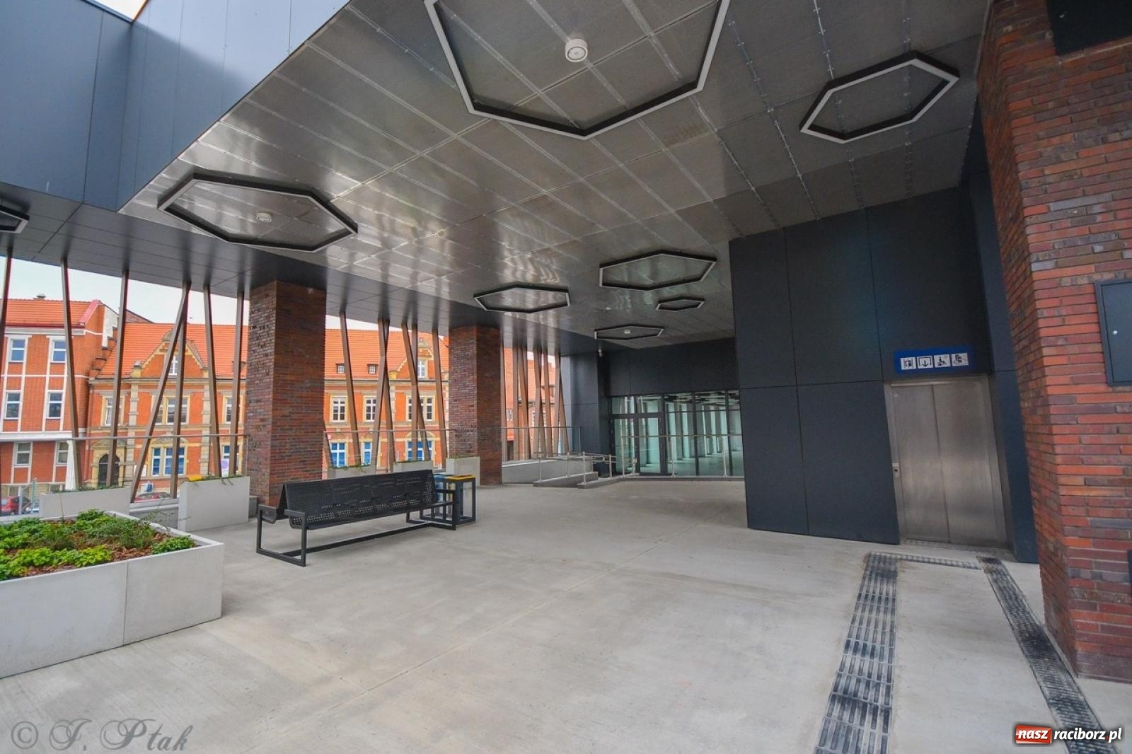 Zdjęcie w galerii na portalu naszraciborz.pl: Nowy dworzec PKP w Raciborzu gotowy na otwarcie [FOTO] wiadomości z regionu