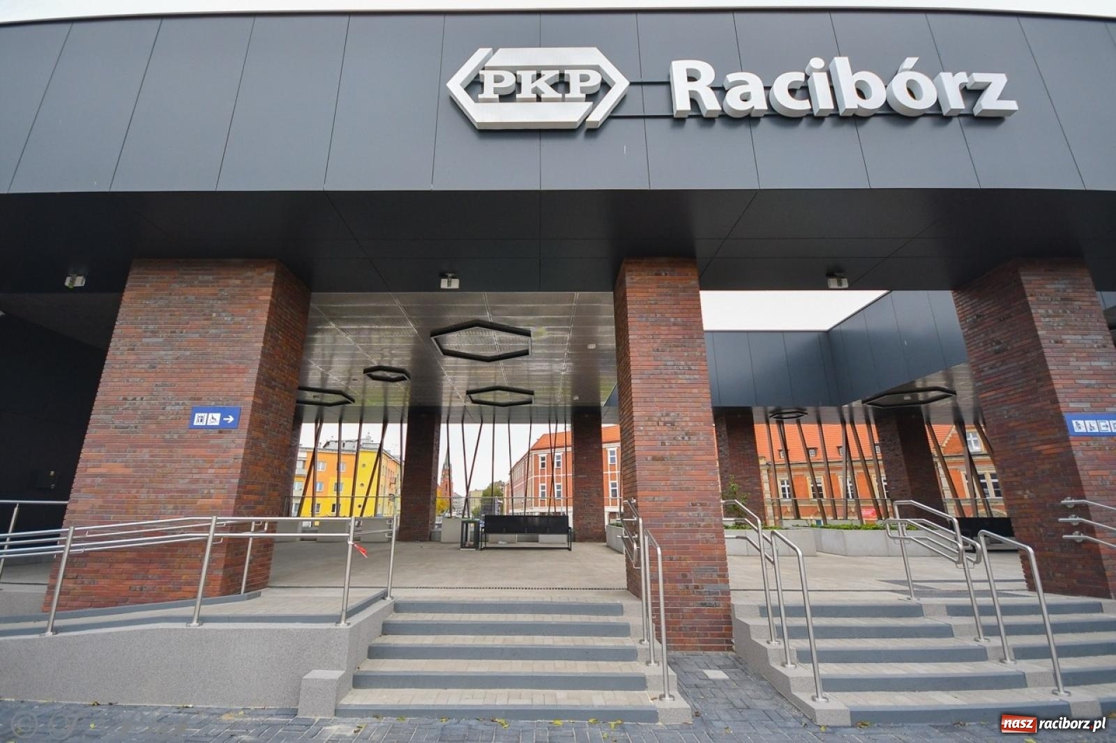 Zdjęcie w galerii na portalu naszraciborz.pl: Nowy dworzec PKP w Raciborzu gotowy na otwarcie [FOTO] wiadomości z regionu