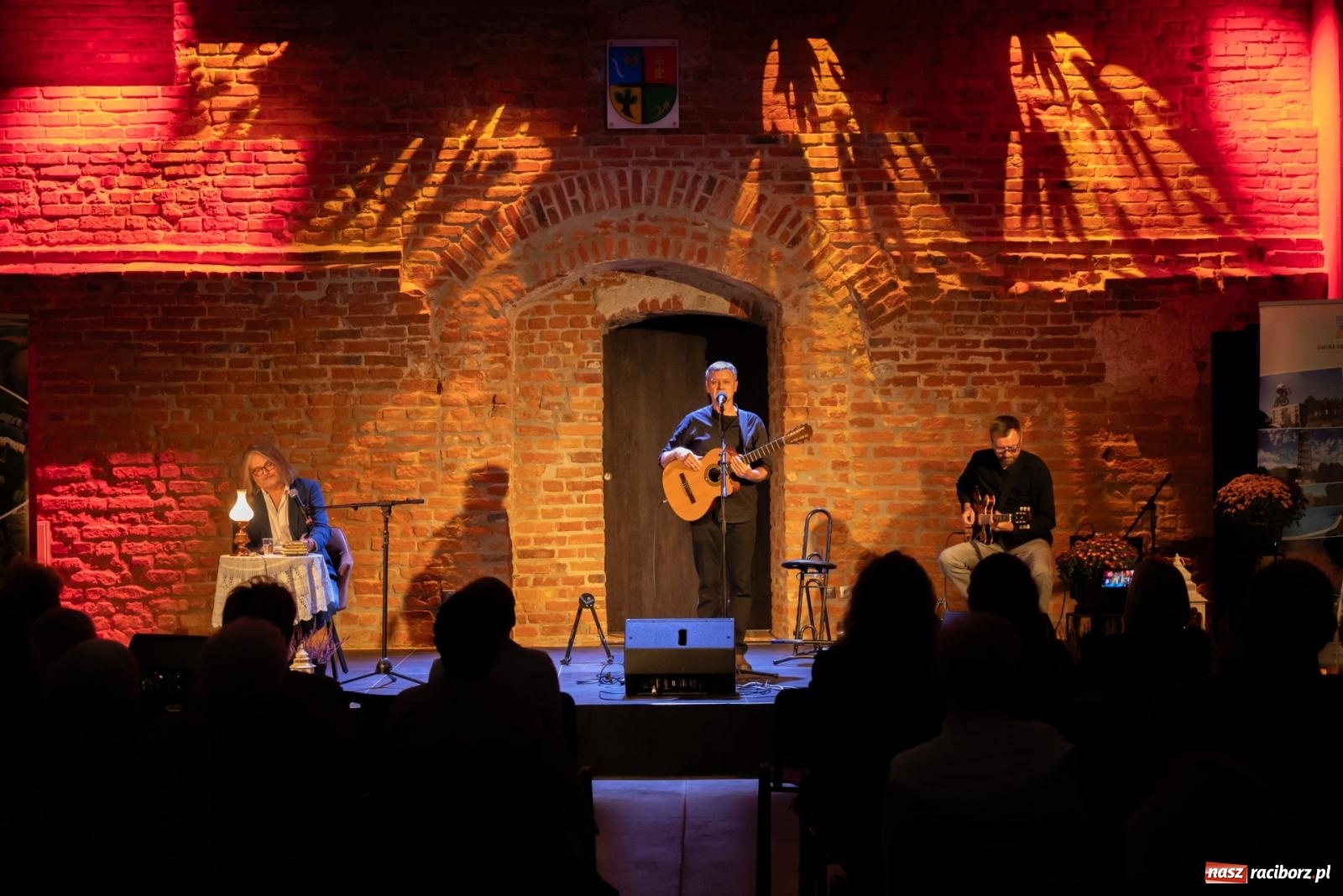 Zdjęcie w galerii na portalu naszraciborz.pl: Magia słowa i dźwięku. Wieczór z Krzysztofem Cezarym Buszmanem i Perspektywą Okolicy na zamku w Tworkowie wiadomości z regionu