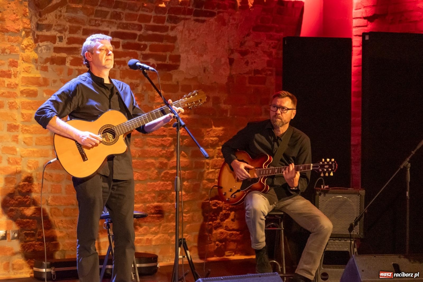 Zdjęcie w galerii na portalu naszraciborz.pl: Magia słowa i dźwięku. Wieczór z Krzysztofem Cezarym Buszmanem i Perspektywą Okolicy na zamku w Tworkowie wiadomości z regionu