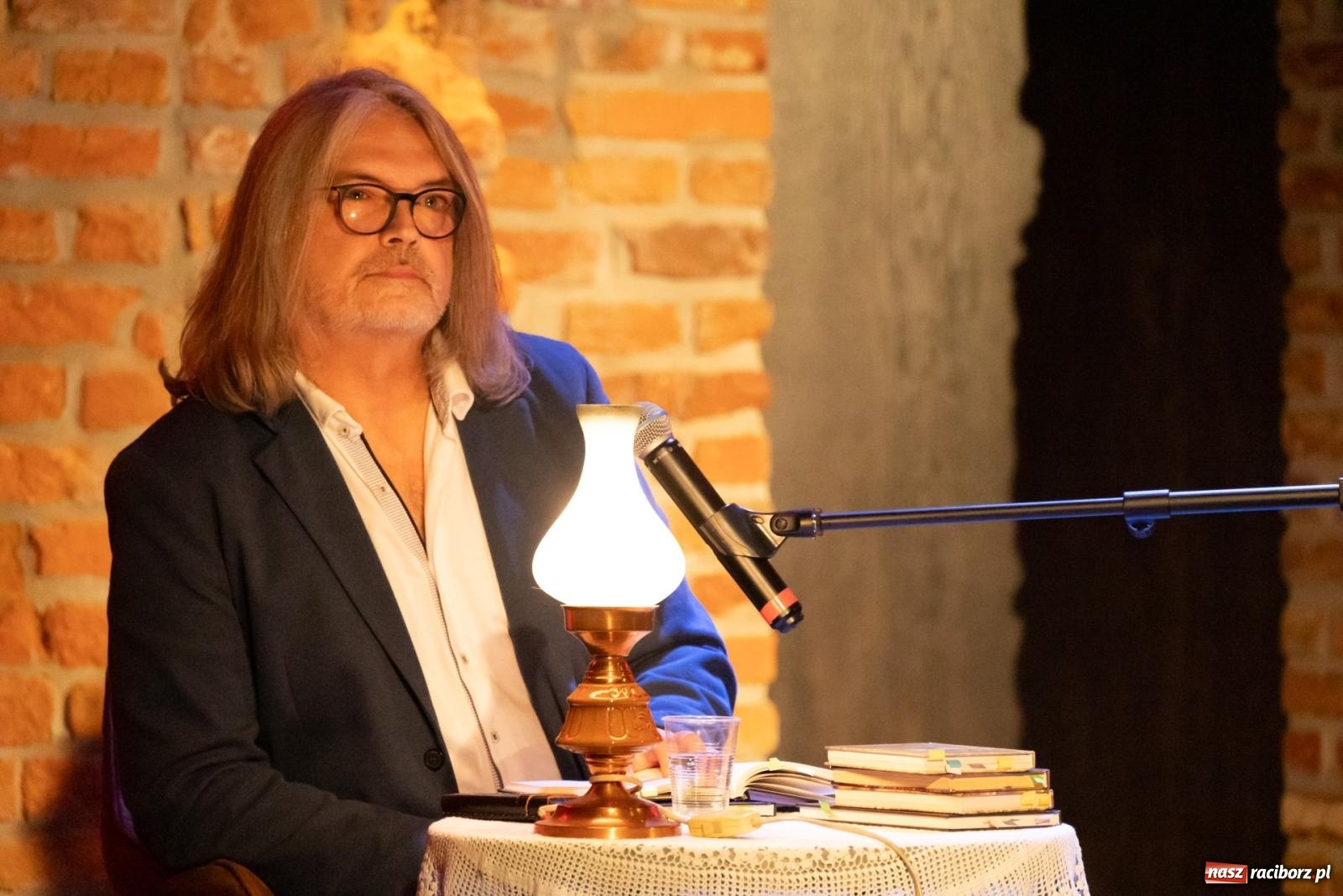 Zdjęcie w galerii na portalu naszraciborz.pl: Magia słowa i dźwięku. Wieczór z Krzysztofem Cezarym Buszmanem i Perspektywą Okolicy na zamku w Tworkowie wiadomości z regionu