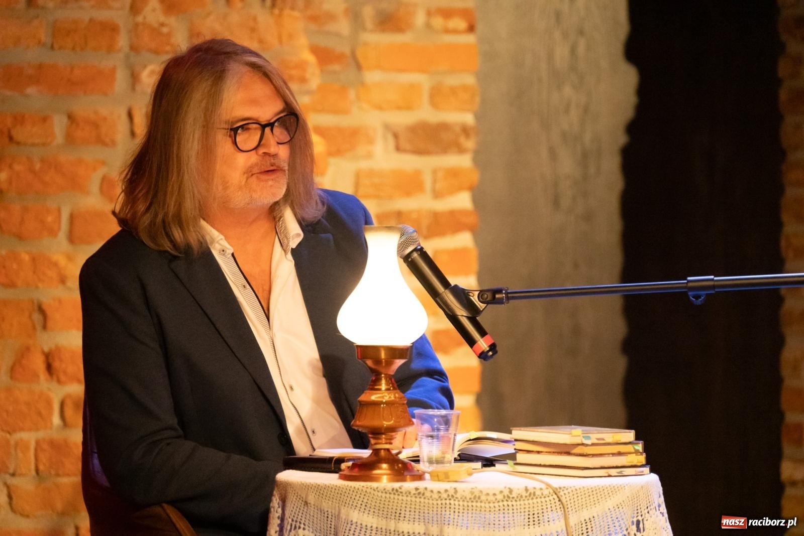 Zdjęcie w galerii na portalu naszraciborz.pl: Magia słowa i dźwięku. Wieczór z Krzysztofem Cezarym Buszmanem i Perspektywą Okolicy na zamku w Tworkowie wiadomości z regionu