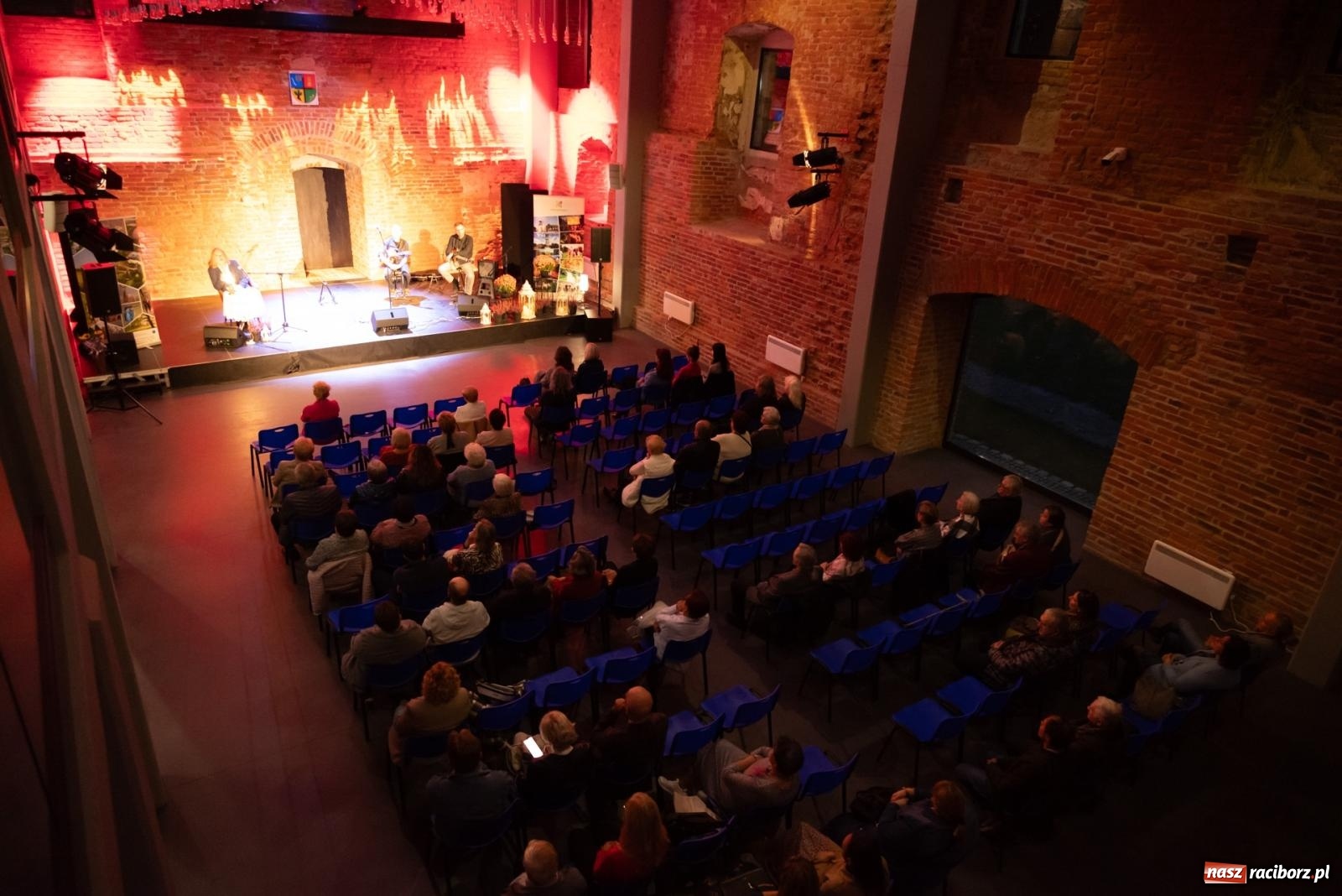 Zdjęcie w galerii na portalu naszraciborz.pl: Magia słowa i dźwięku. Wieczór z Krzysztofem Cezarym Buszmanem i Perspektywą Okolicy na zamku w Tworkowie wiadomości z regionu