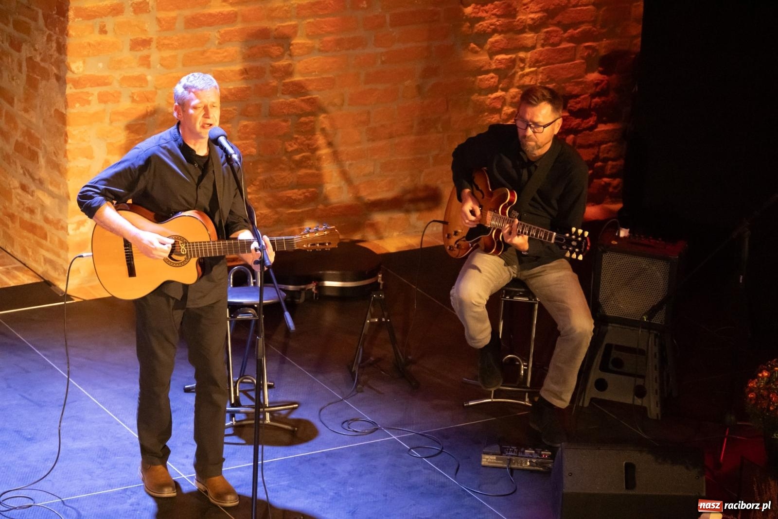 Zdjęcie w galerii na portalu naszraciborz.pl: Magia słowa i dźwięku. Wieczór z Krzysztofem Cezarym Buszmanem i Perspektywą Okolicy na zamku w Tworkowie wiadomości z regionu