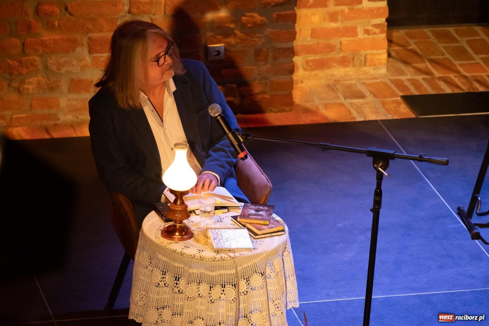 Zdjęcie w galerii na portalu naszraciborz.pl: Magia słowa i dźwięku. Wieczór z Krzysztofem Cezarym Buszmanem i Perspektywą Okolicy na zamku w Tworkowie wiadomości z regionu