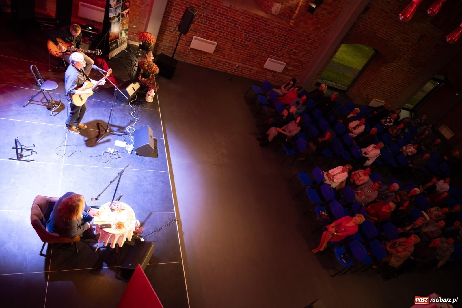 Zdjęcie w galerii na portalu naszraciborz.pl: Magia słowa i dźwięku. Wieczór z Krzysztofem Cezarym Buszmanem i Perspektywą Okolicy na zamku w Tworkowie wiadomości z regionu