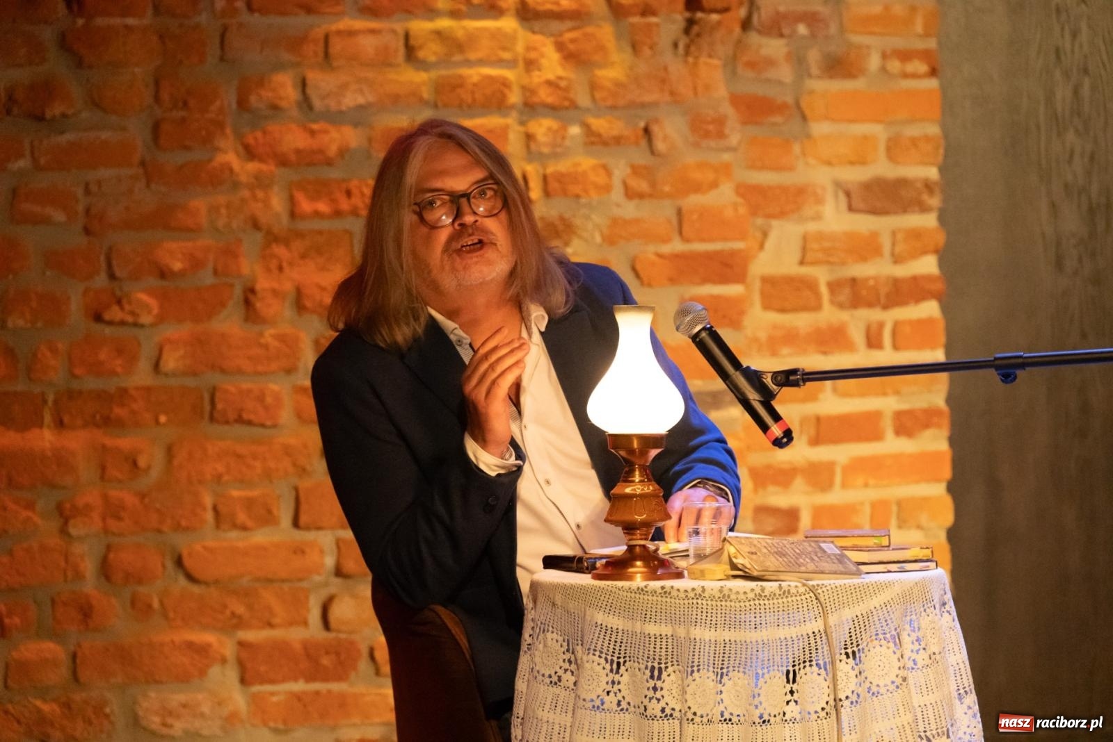 Zdjęcie w galerii na portalu naszraciborz.pl: Magia słowa i dźwięku. Wieczór z Krzysztofem Cezarym Buszmanem i Perspektywą Okolicy na zamku w Tworkowie wiadomości z regionu