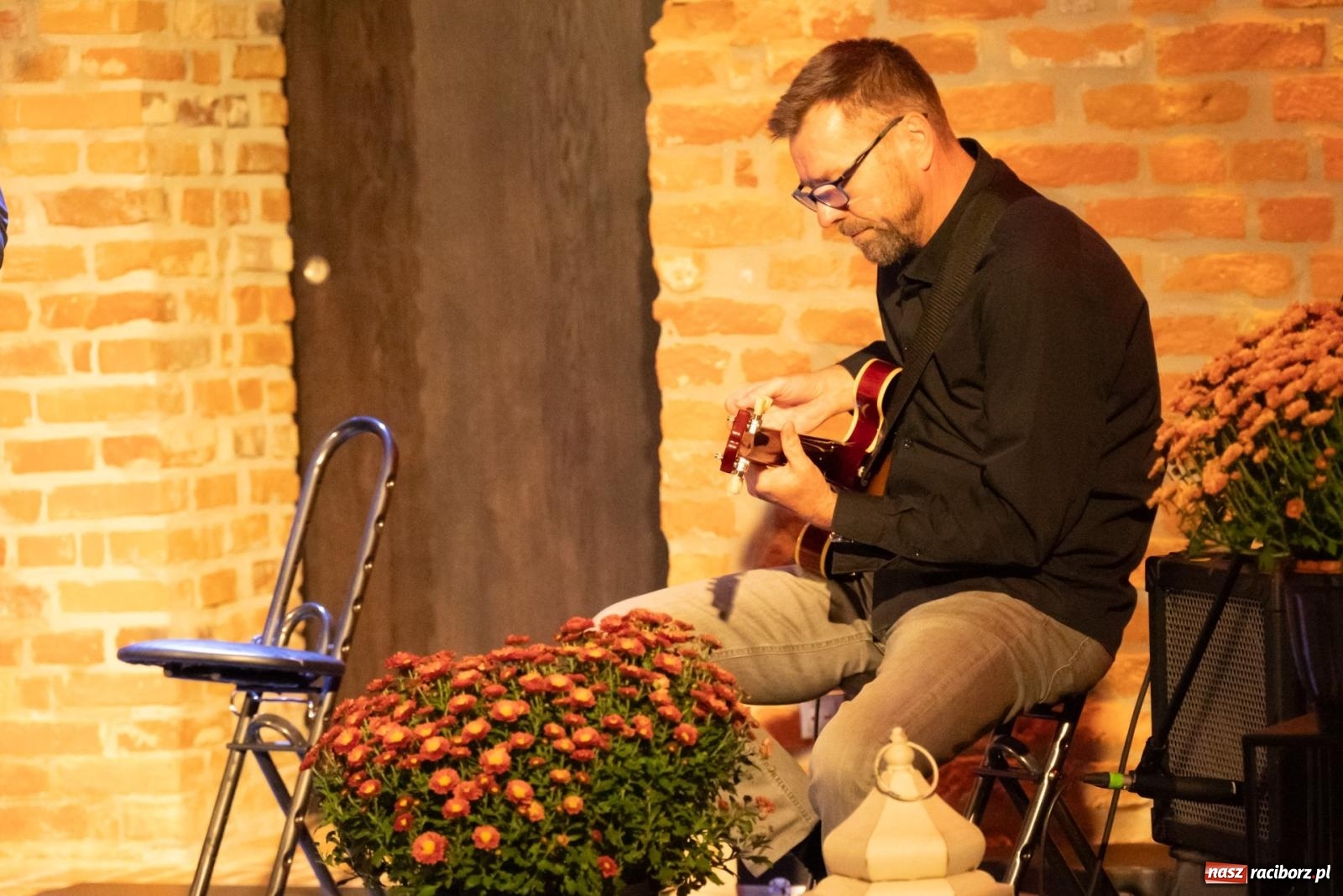 Zdjęcie w galerii na portalu naszraciborz.pl: Magia słowa i dźwięku. Wieczór z Krzysztofem Cezarym Buszmanem i Perspektywą Okolicy na zamku w Tworkowie wiadomości z regionu