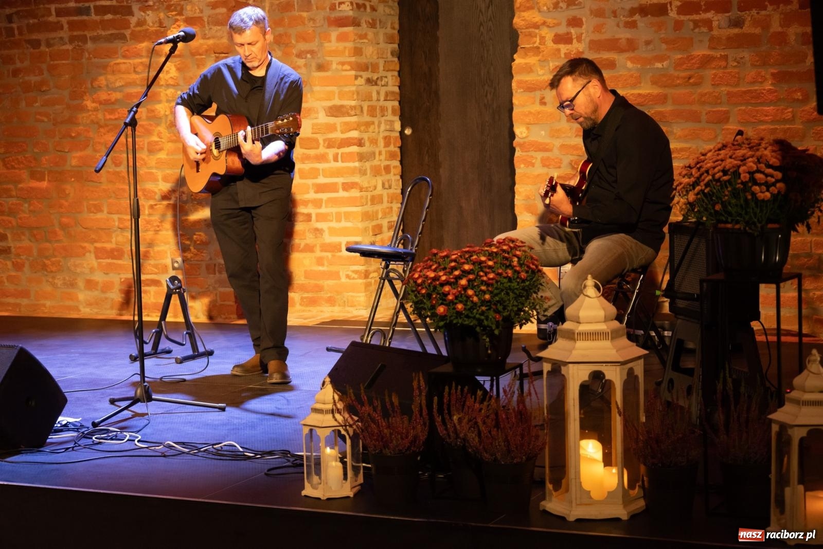 Zdjęcie w galerii na portalu naszraciborz.pl: Magia słowa i dźwięku. Wieczór z Krzysztofem Cezarym Buszmanem i Perspektywą Okolicy na zamku w Tworkowie wiadomości z regionu