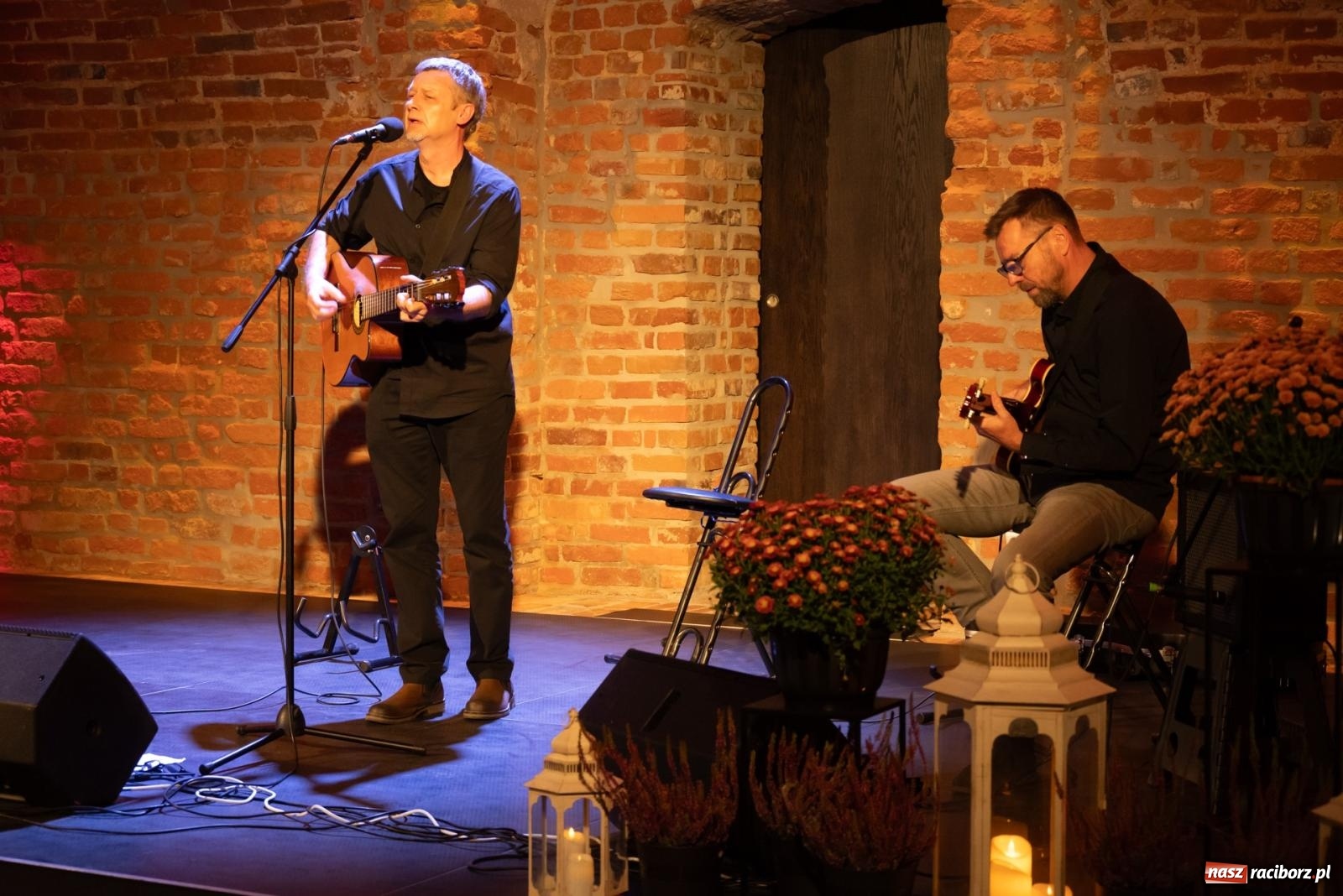 Zdjęcie w galerii na portalu naszraciborz.pl: Magia słowa i dźwięku. Wieczór z Krzysztofem Cezarym Buszmanem i Perspektywą Okolicy na zamku w Tworkowie wiadomości z regionu