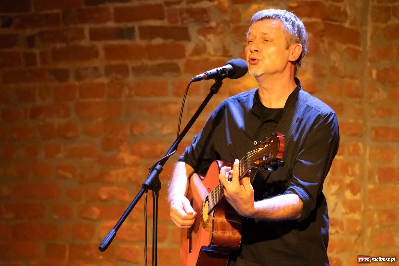 Zdjęcie w galerii na portalu naszraciborz.pl: Magia słowa i dźwięku. Wieczór z Krzysztofem Cezarym Buszmanem i Perspektywą Okolicy na zamku w Tworkowie wiadomości z regionu