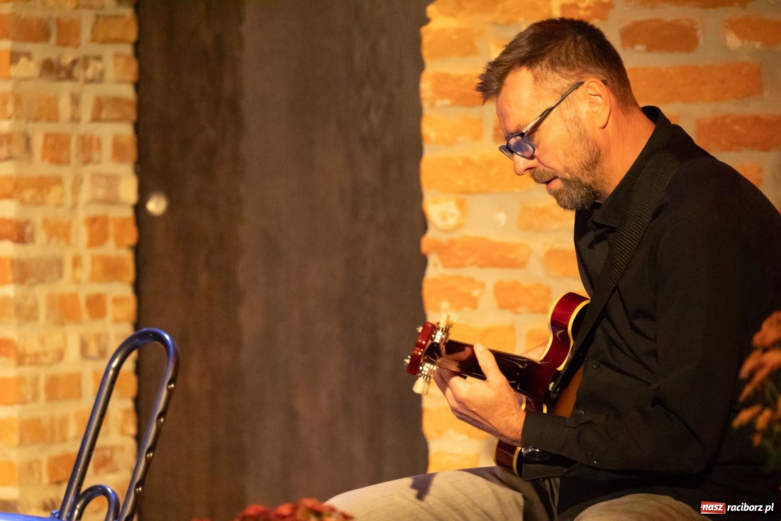 Zdjęcie w galerii na portalu naszraciborz.pl: Magia słowa i dźwięku. Wieczór z Krzysztofem Cezarym Buszmanem i Perspektywą Okolicy na zamku w Tworkowie wiadomości z regionu