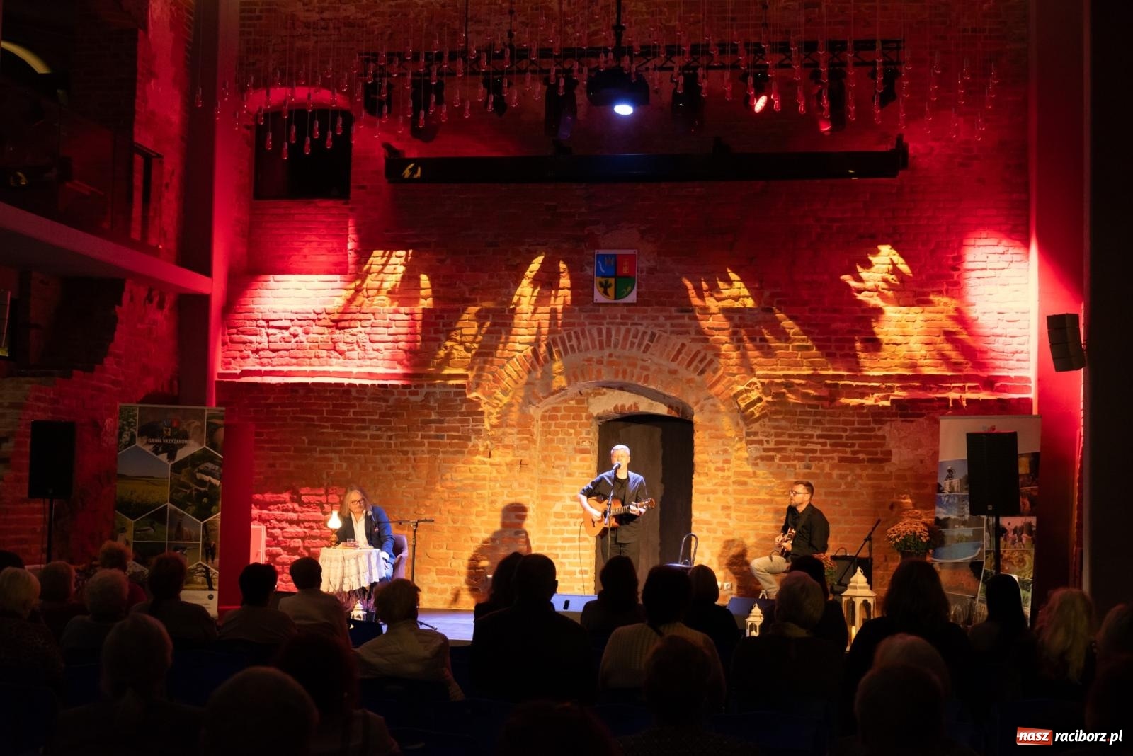 Zdjęcie w galerii na portalu naszraciborz.pl: Magia słowa i dźwięku. Wieczór z Krzysztofem Cezarym Buszmanem i Perspektywą Okolicy na zamku w Tworkowie wiadomości z regionu