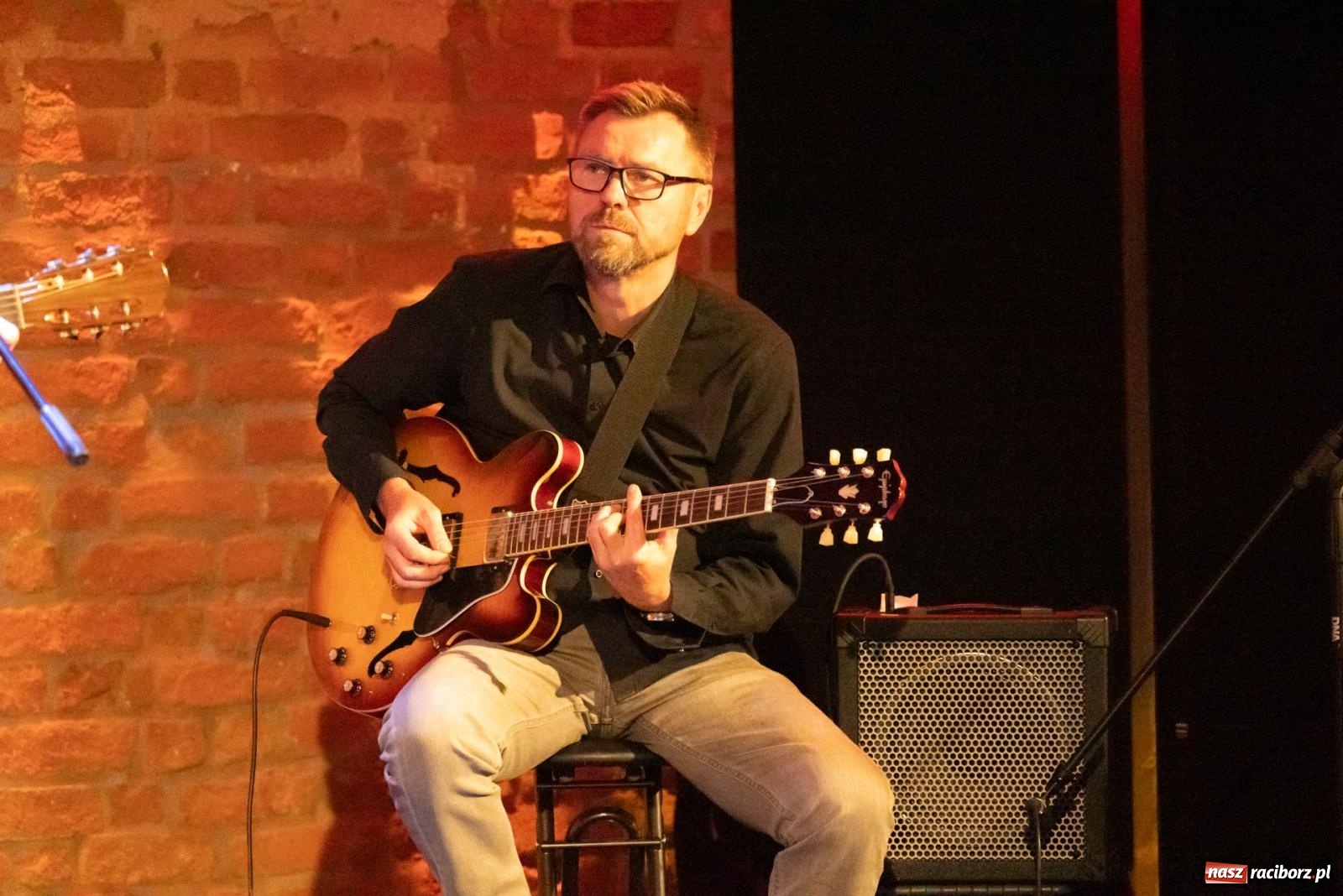 Zdjęcie w galerii na portalu naszraciborz.pl: Magia słowa i dźwięku. Wieczór z Krzysztofem Cezarym Buszmanem i Perspektywą Okolicy na zamku w Tworkowie wiadomości z regionu