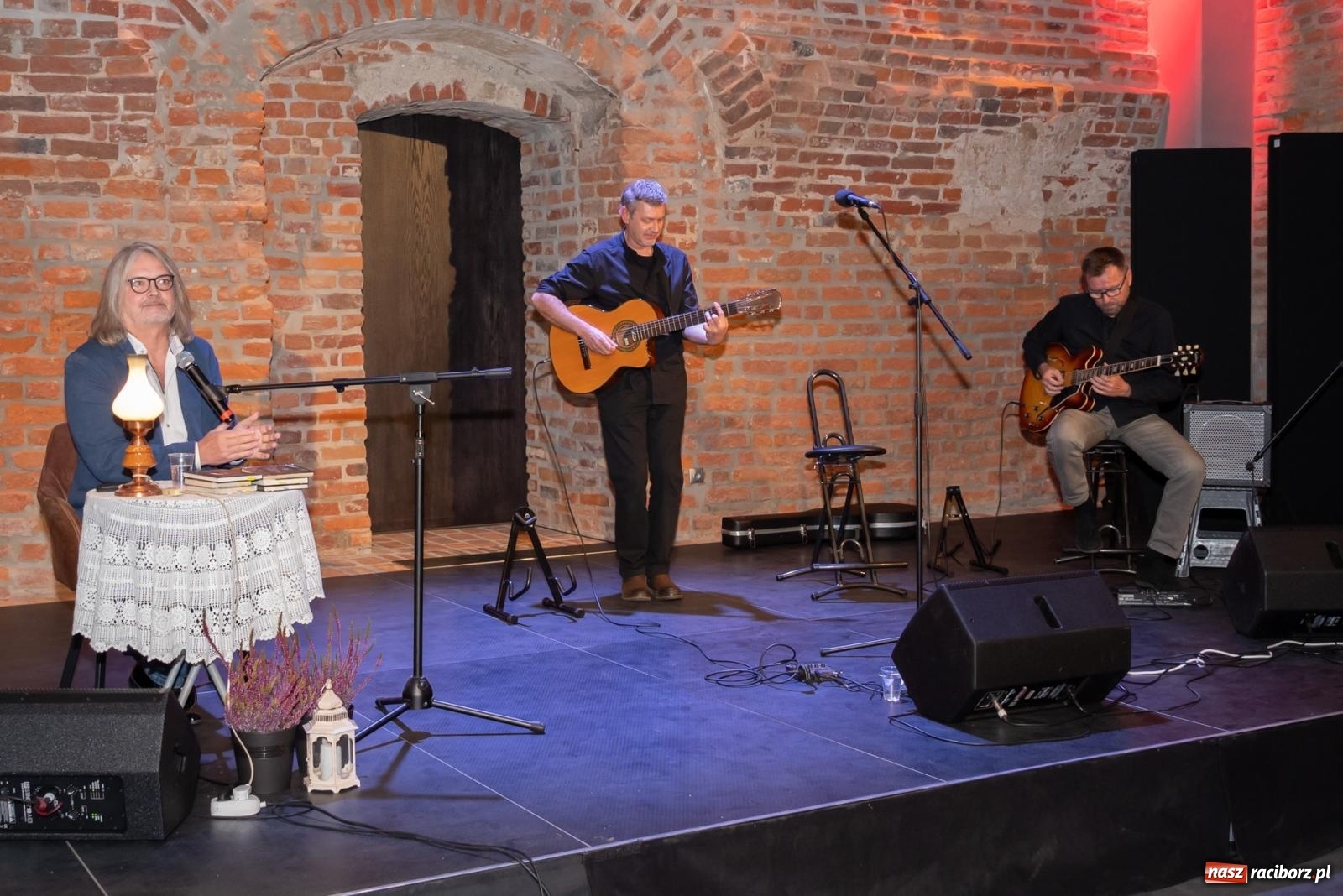 Zdjęcie w galerii na portalu naszraciborz.pl: Magia słowa i dźwięku. Wieczór z Krzysztofem Cezarym Buszmanem i Perspektywą Okolicy na zamku w Tworkowie wiadomości z regionu
