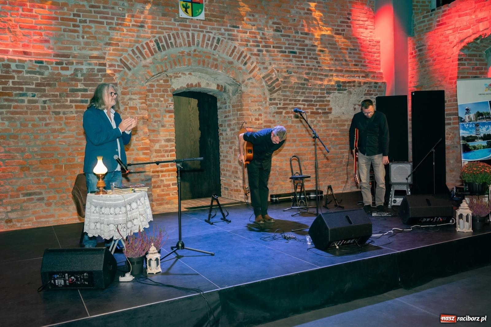 Zdjęcie w galerii na portalu naszraciborz.pl: Magia słowa i dźwięku. Wieczór z Krzysztofem Cezarym Buszmanem i Perspektywą Okolicy na zamku w Tworkowie wiadomości z regionu