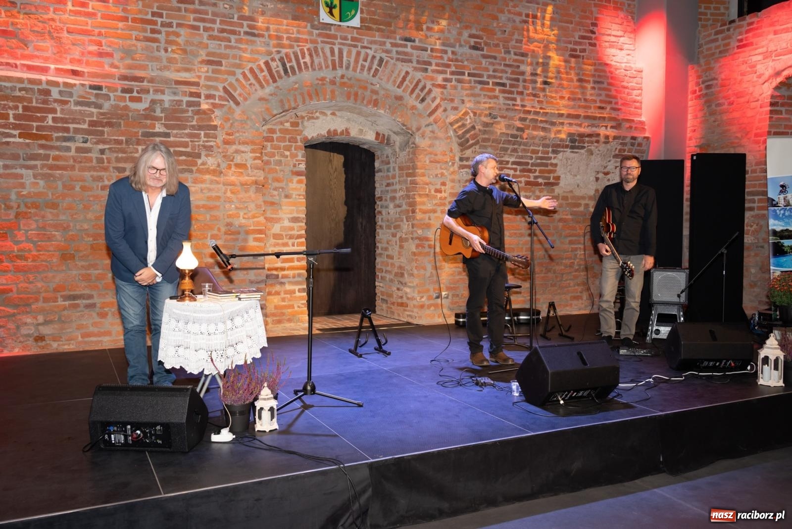 Zdjęcie w galerii na portalu naszraciborz.pl: Magia słowa i dźwięku. Wieczór z Krzysztofem Cezarym Buszmanem i Perspektywą Okolicy na zamku w Tworkowie wiadomości z regionu