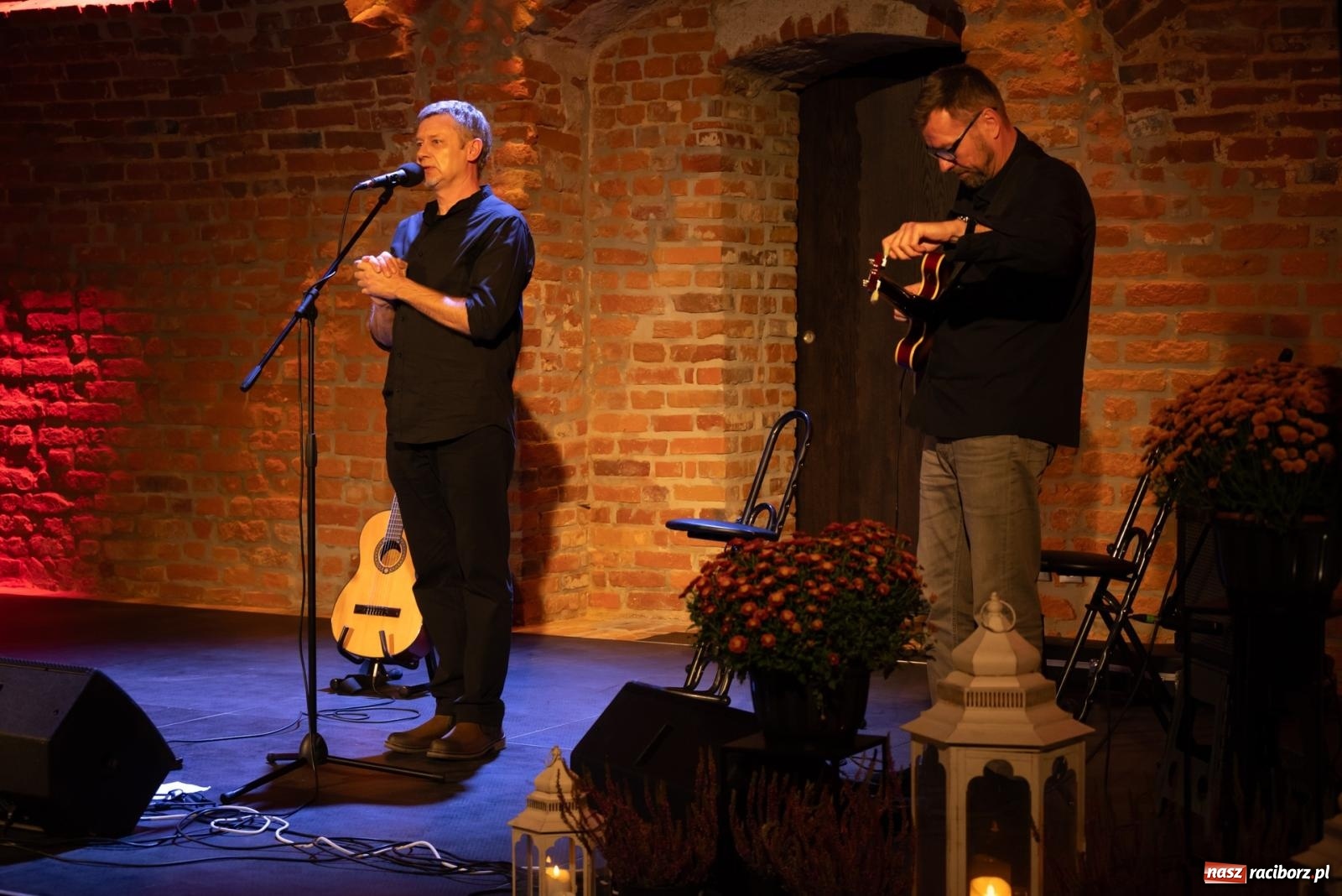 Zdjęcie w galerii na portalu naszraciborz.pl: Magia słowa i dźwięku. Wieczór z Krzysztofem Cezarym Buszmanem i Perspektywą Okolicy na zamku w Tworkowie wiadomości z regionu