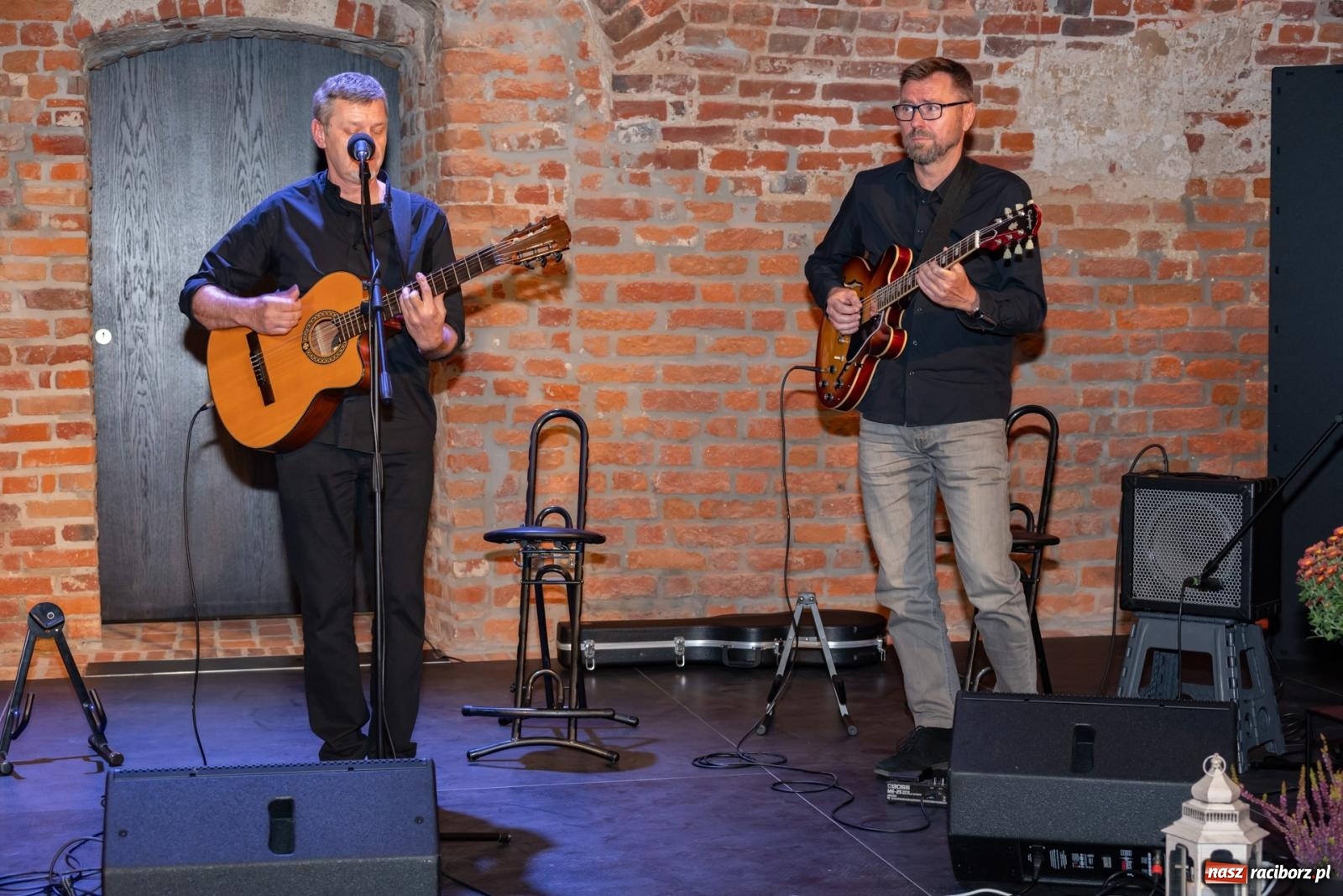 Zdjęcie w galerii na portalu naszraciborz.pl: Magia słowa i dźwięku. Wieczór z Krzysztofem Cezarym Buszmanem i Perspektywą Okolicy na zamku w Tworkowie wiadomości z regionu