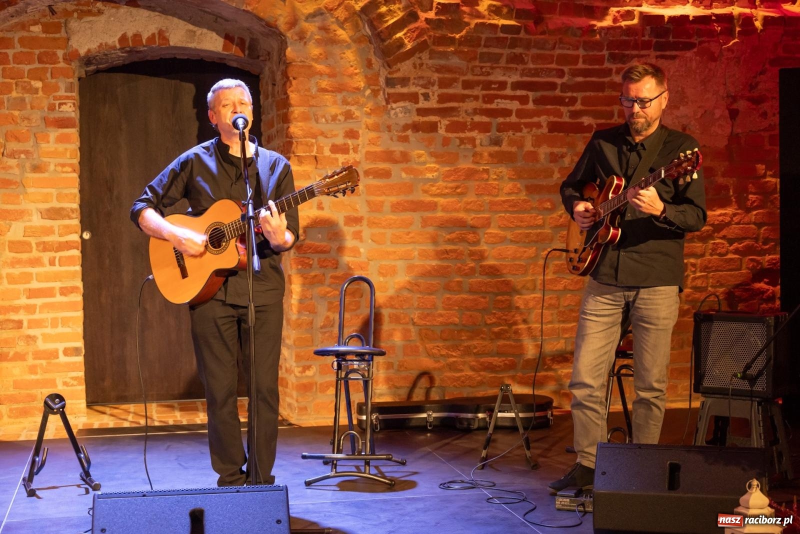 Zdjęcie w galerii na portalu naszraciborz.pl: Magia słowa i dźwięku. Wieczór z Krzysztofem Cezarym Buszmanem i Perspektywą Okolicy na zamku w Tworkowie wiadomości z regionu