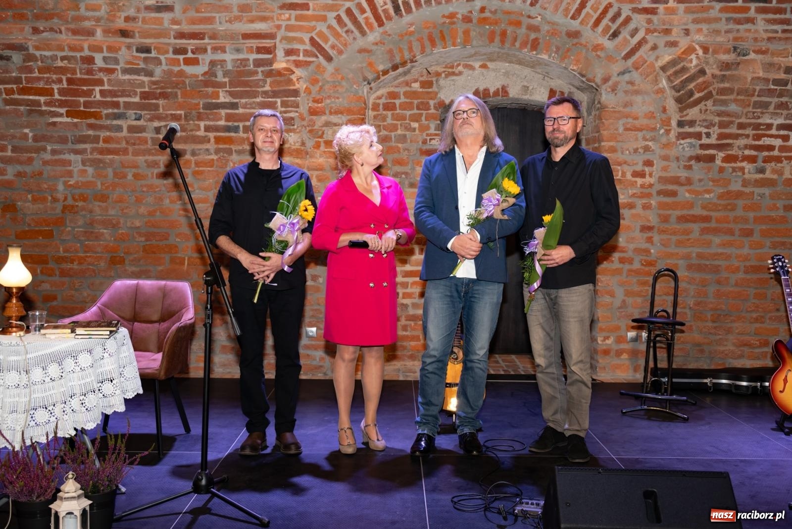 Zdjęcie w galerii na portalu naszraciborz.pl: Magia słowa i dźwięku. Wieczór z Krzysztofem Cezarym Buszmanem i Perspektywą Okolicy na zamku w Tworkowie wiadomości z regionu