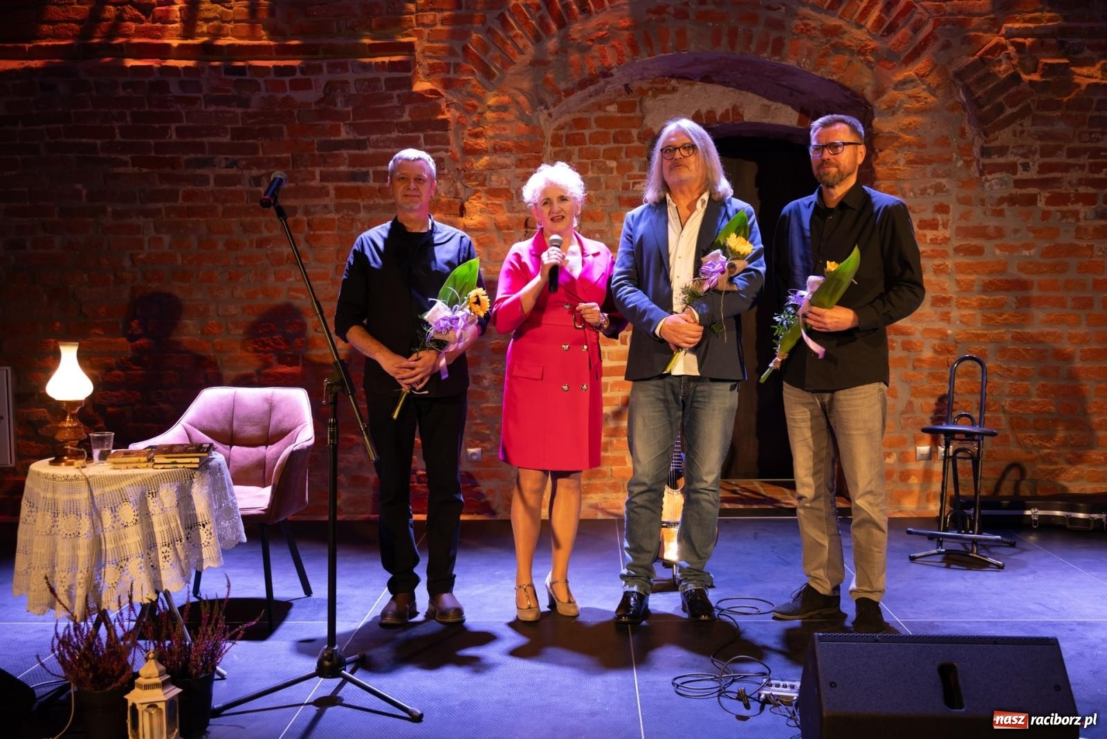 Zdjęcie w galerii na portalu naszraciborz.pl: Magia słowa i dźwięku. Wieczór z Krzysztofem Cezarym Buszmanem i Perspektywą Okolicy na zamku w Tworkowie wiadomości z regionu