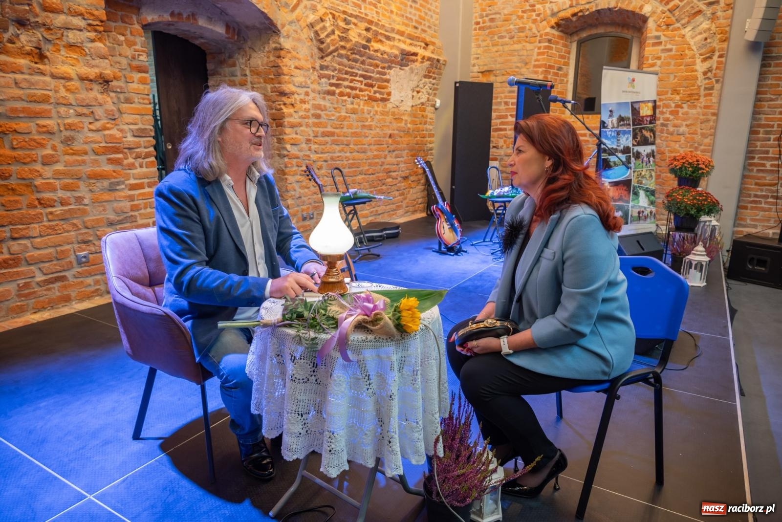 Zdjęcie w galerii na portalu naszraciborz.pl: Magia słowa i dźwięku. Wieczór z Krzysztofem Cezarym Buszmanem i Perspektywą Okolicy na zamku w Tworkowie wiadomości z regionu