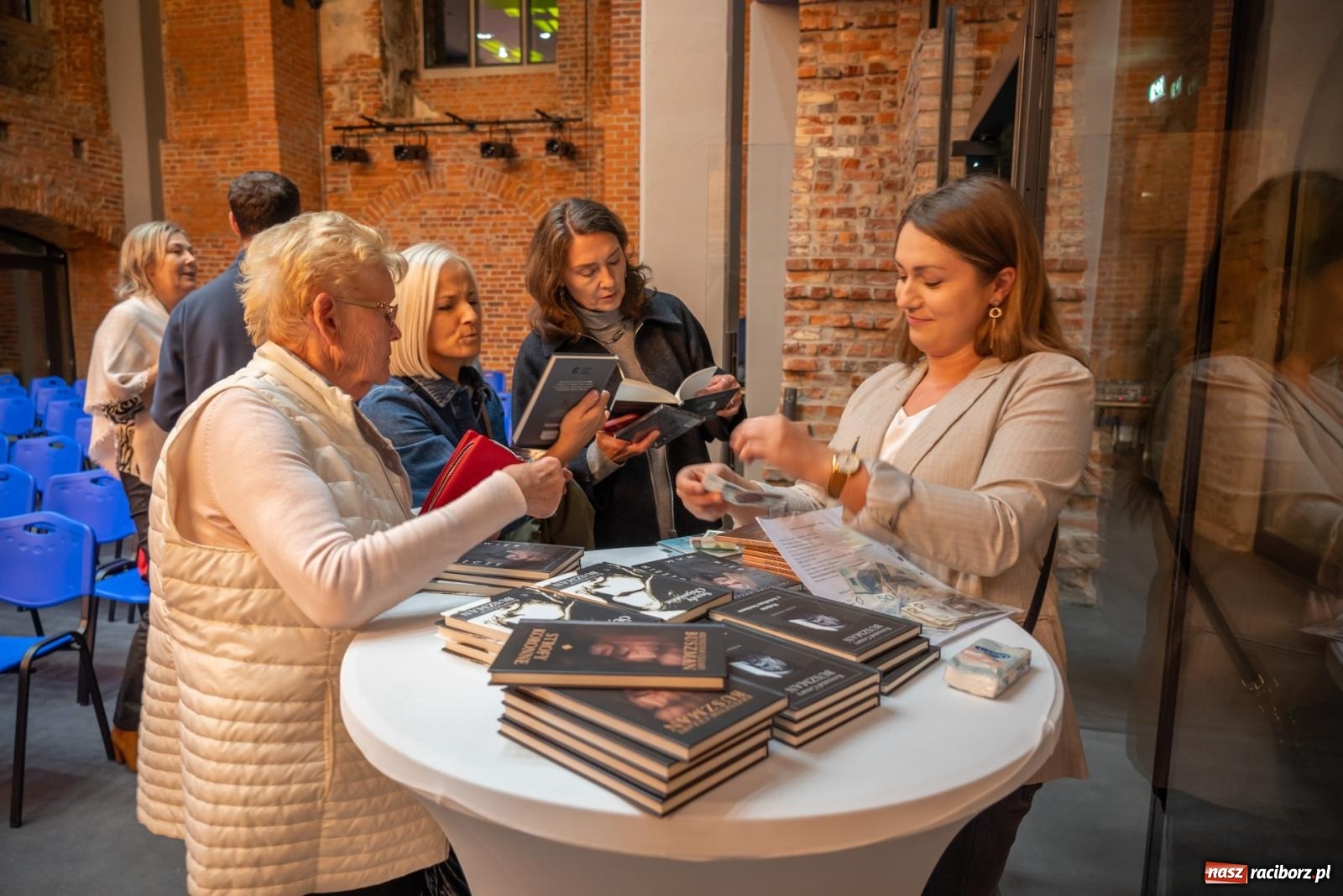 Zdjęcie w galerii na portalu naszraciborz.pl: Magia słowa i dźwięku. Wieczór z Krzysztofem Cezarym Buszmanem i Perspektywą Okolicy na zamku w Tworkowie wiadomości z regionu