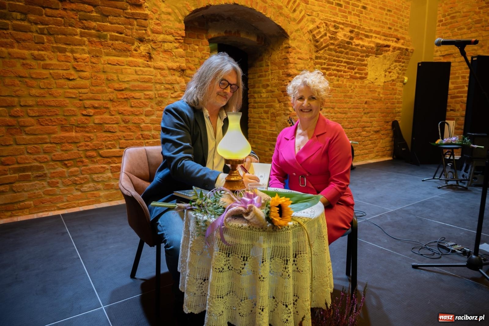 Zdjęcie w galerii na portalu naszraciborz.pl: Magia słowa i dźwięku. Wieczór z Krzysztofem Cezarym Buszmanem i Perspektywą Okolicy na zamku w Tworkowie wiadomości z regionu