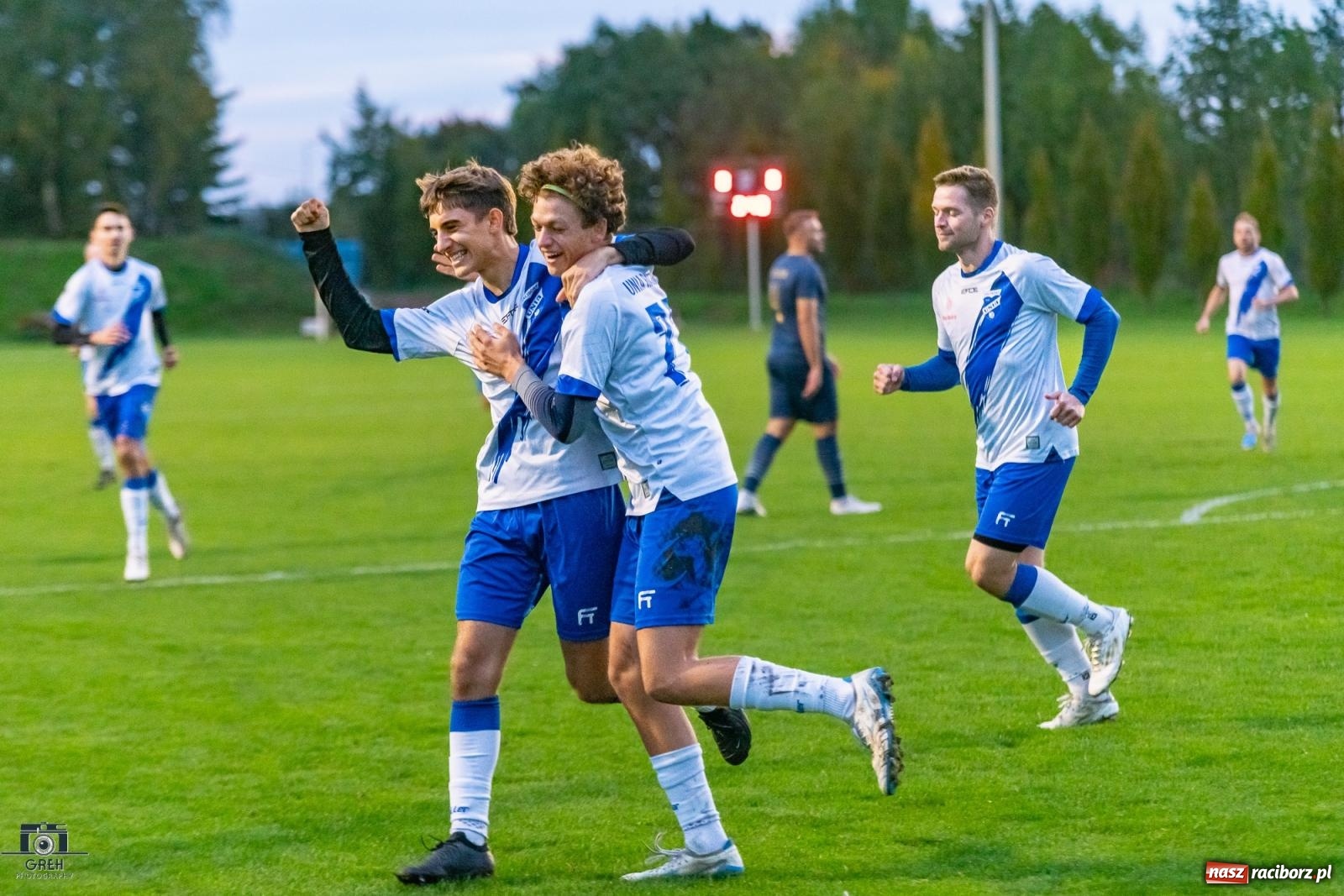 Zdjęcie w galerii na portalu naszraciborz.pl: Historyczny wieczór przy Srebrnej. Unia Racibórz triumfuje w świetle reflektorów [FOTO] wiadomości z regionu